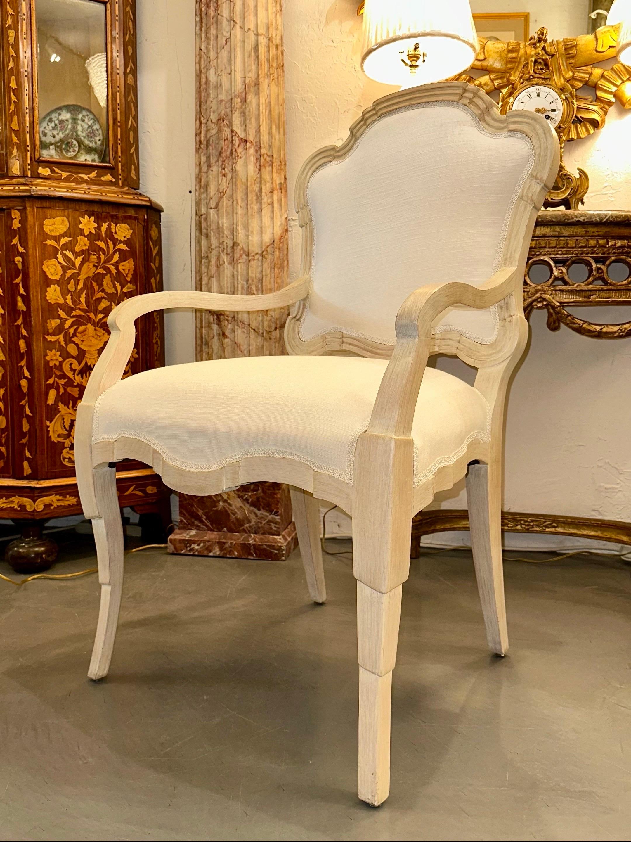 Satz von sechs cremefarben lackierten, stilisierten, gepolsterten Esszimmerstühlen im Louis-XVI.-Stil im Angebot 1