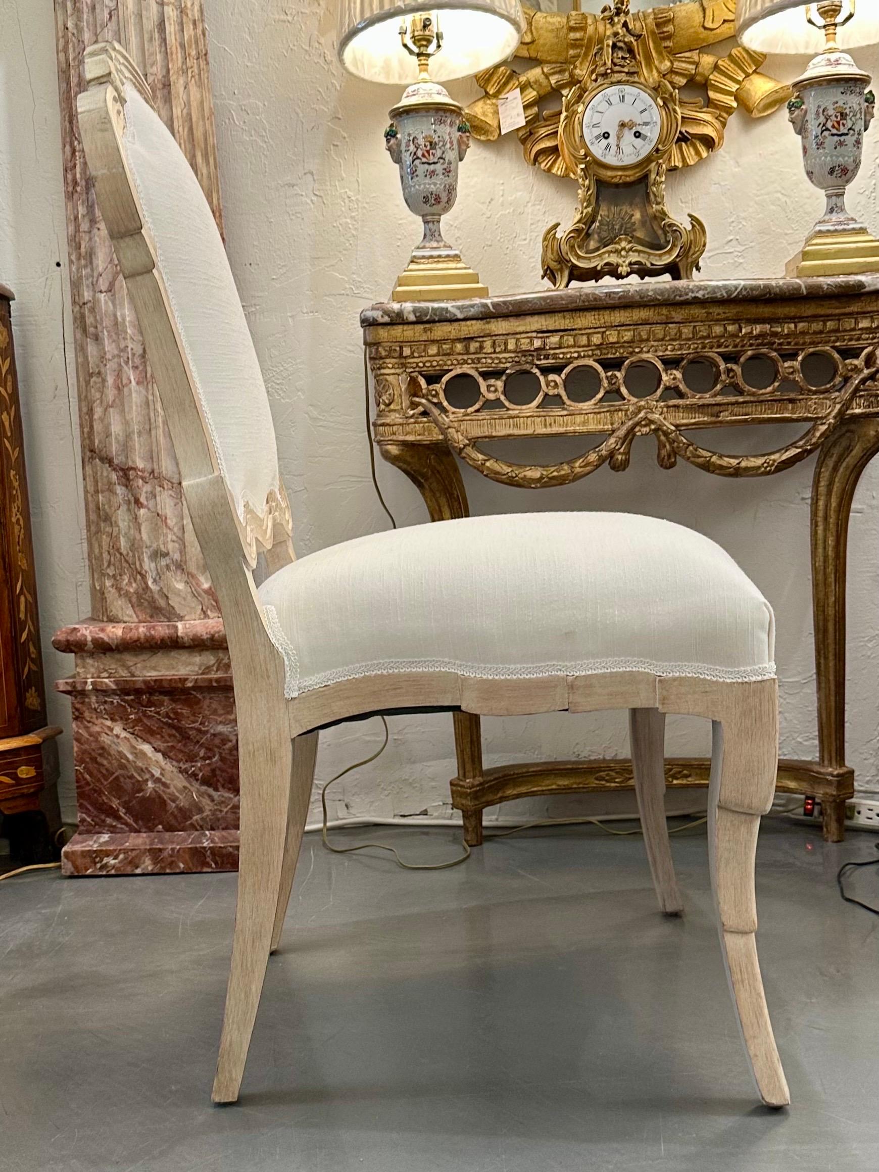 Satz von sechs cremefarben lackierten, stilisierten, gepolsterten Esszimmerstühlen im Louis-XVI.-Stil im Angebot 2