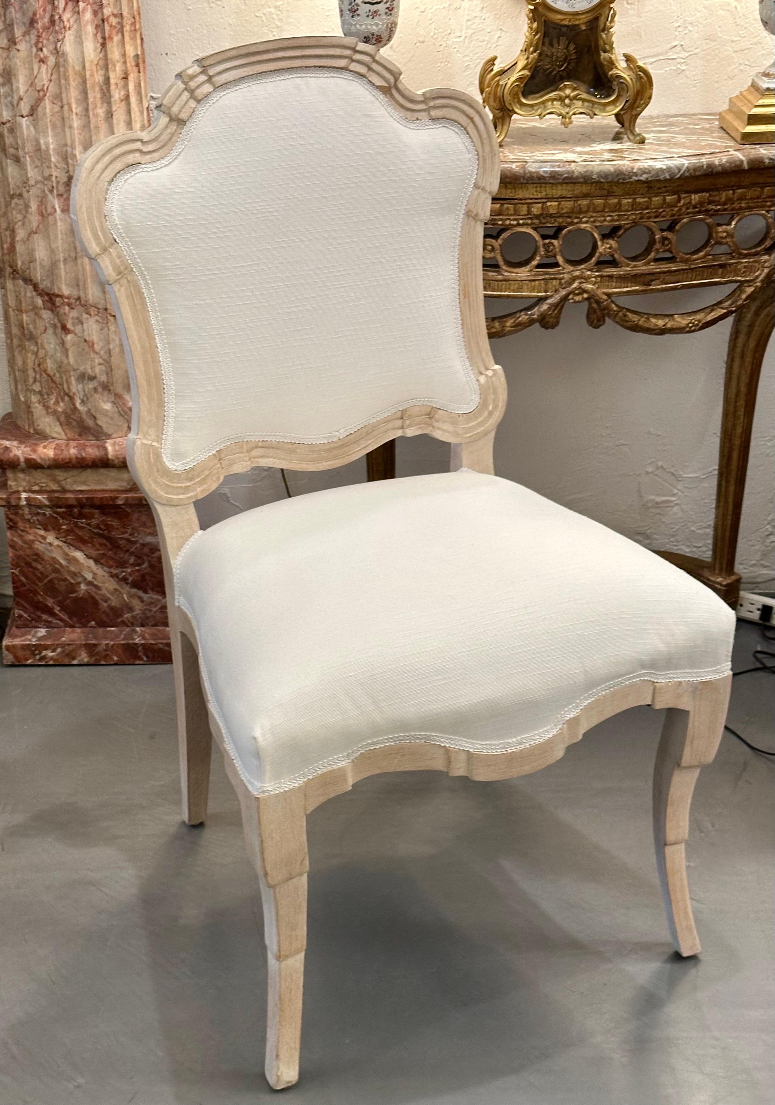 Satz von sechs cremefarben lackierten, stilisierten, gepolsterten Esszimmerstühlen im Louis-XVI.-Stil (Handbemalt) im Angebot