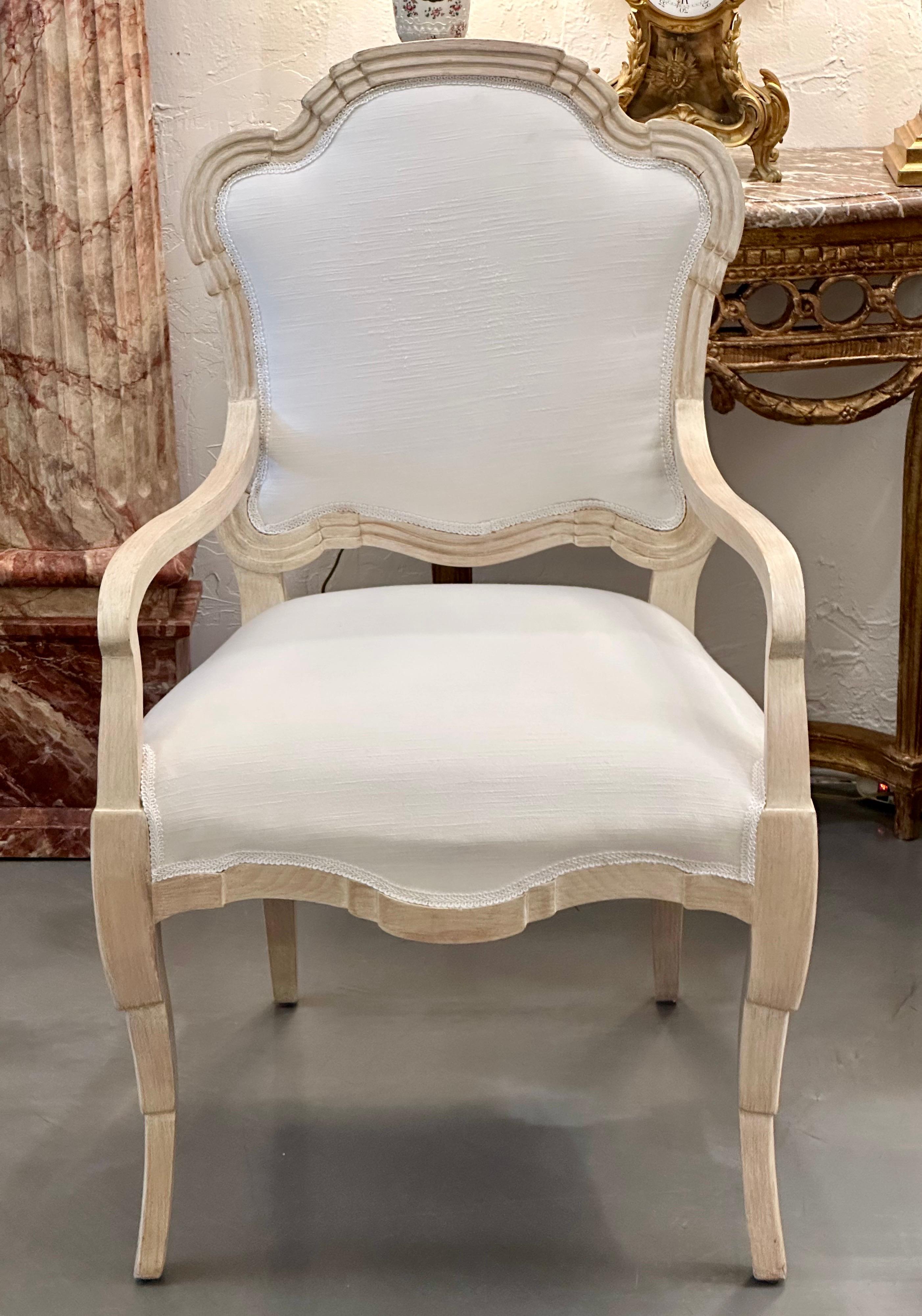 Satz von sechs cremefarben lackierten, stilisierten, gepolsterten Esszimmerstühlen im Louis-XVI.-Stil im Zustand „Gut“ im Angebot in WEST PALM BEACH, FL