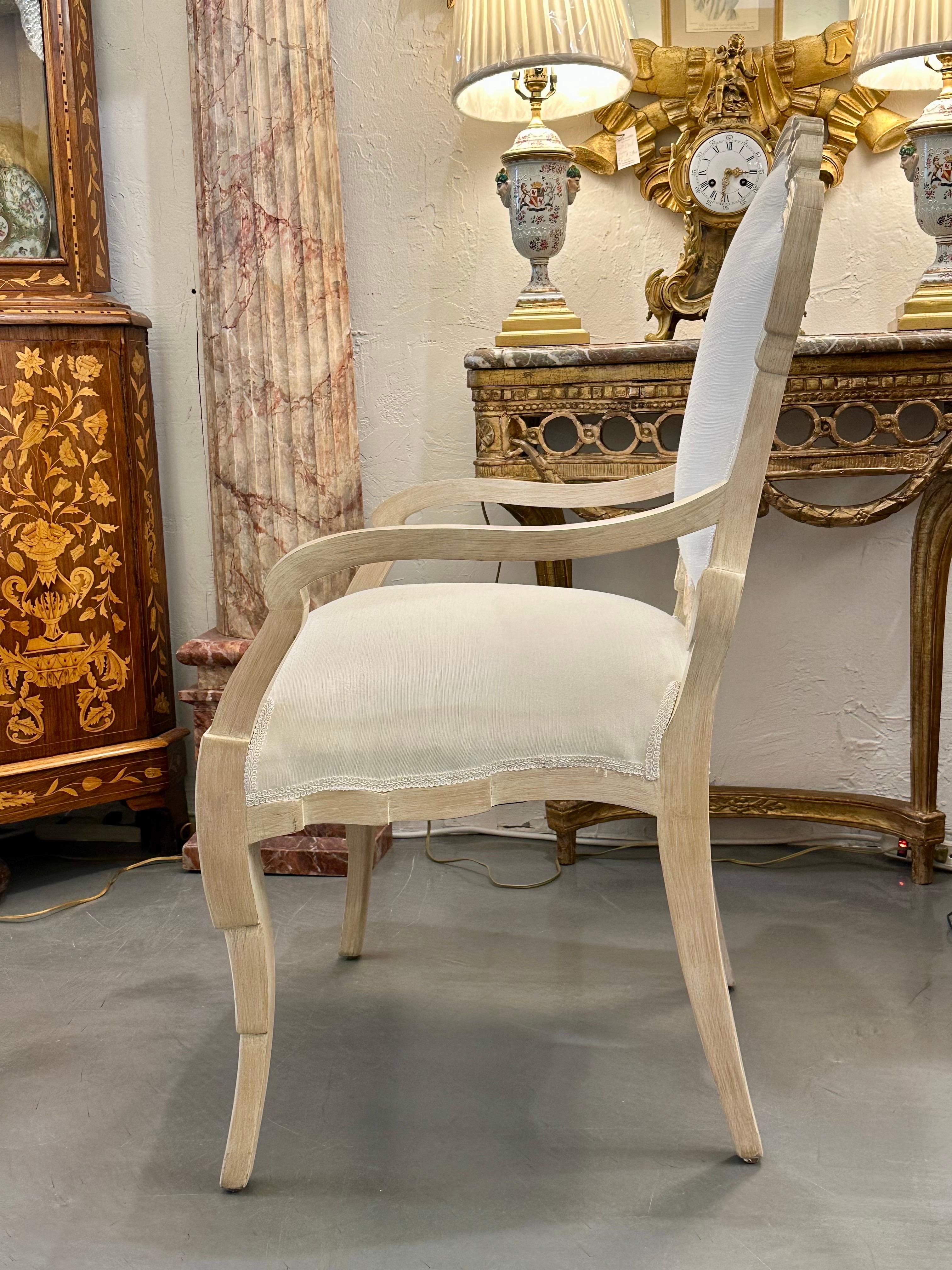 Satz von sechs cremefarben lackierten, stilisierten, gepolsterten Esszimmerstühlen im Louis-XVI.-Stil (Polster) im Angebot