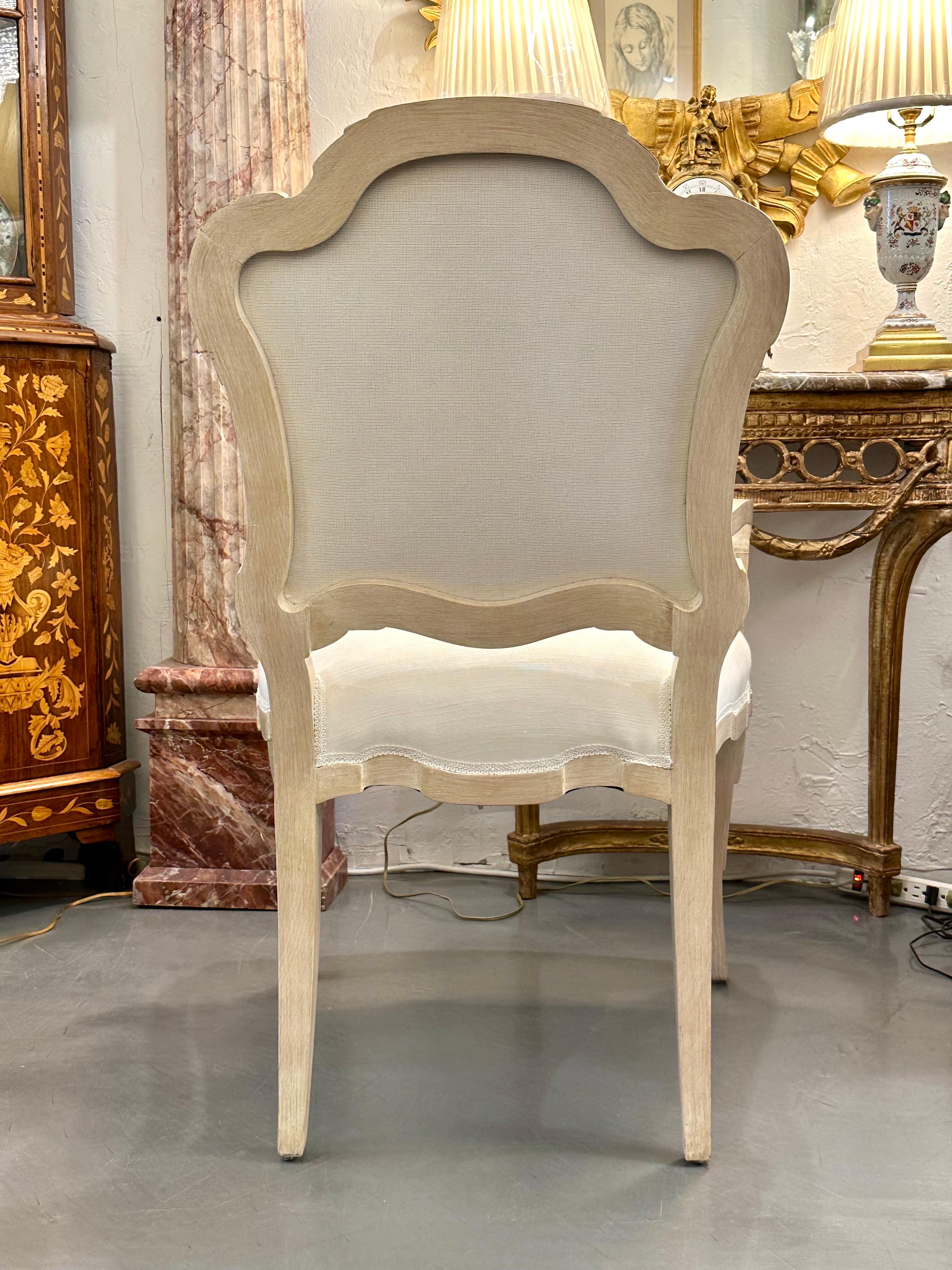 Satz von sechs cremefarben lackierten, stilisierten, gepolsterten Esszimmerstühlen im Louis-XVI.-Stil im Angebot 3