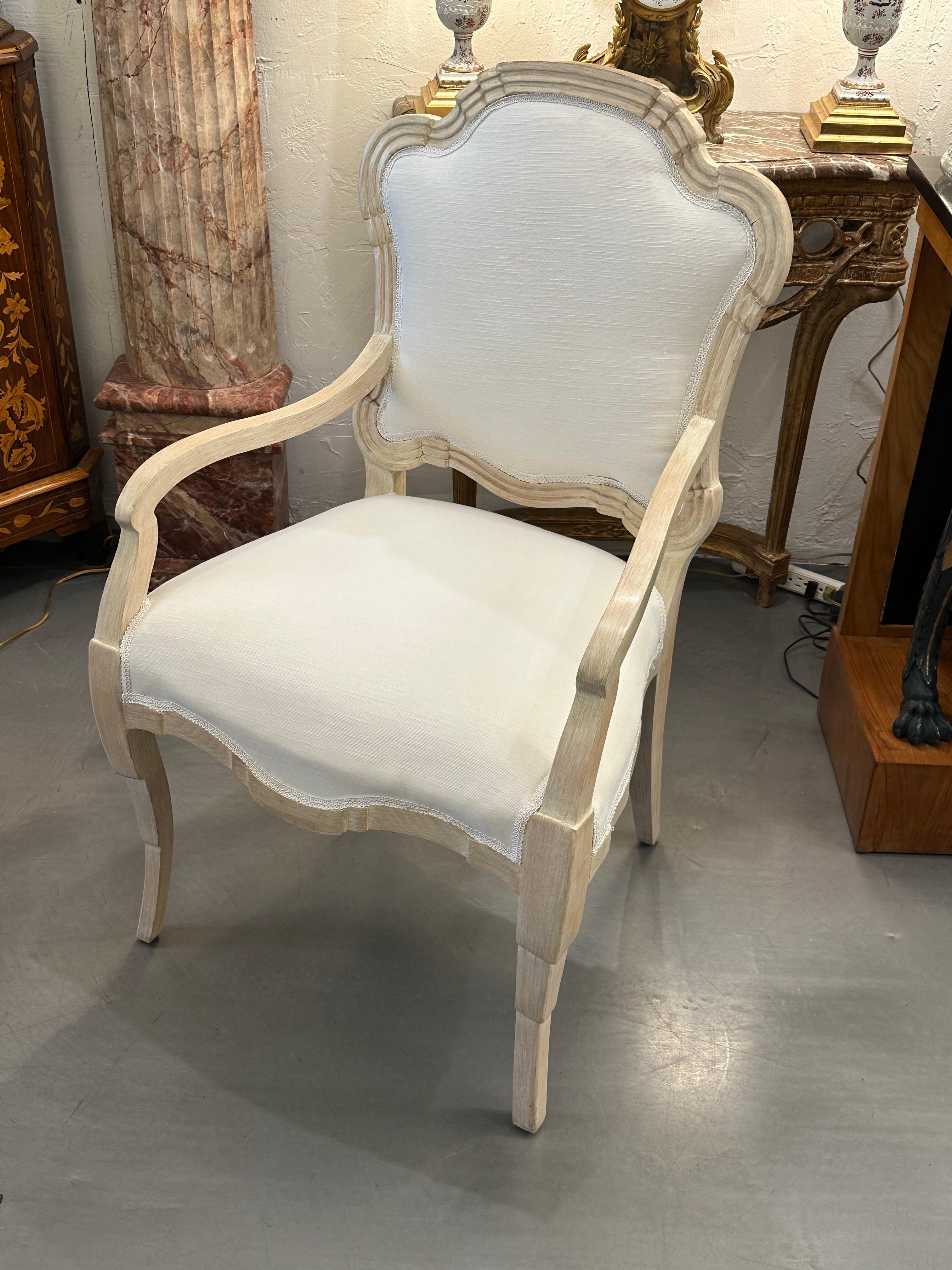 Satz von sechs cremefarben lackierten, stilisierten, gepolsterten Esszimmerstühlen im Louis-XVI.-Stil (Französisch) im Angebot