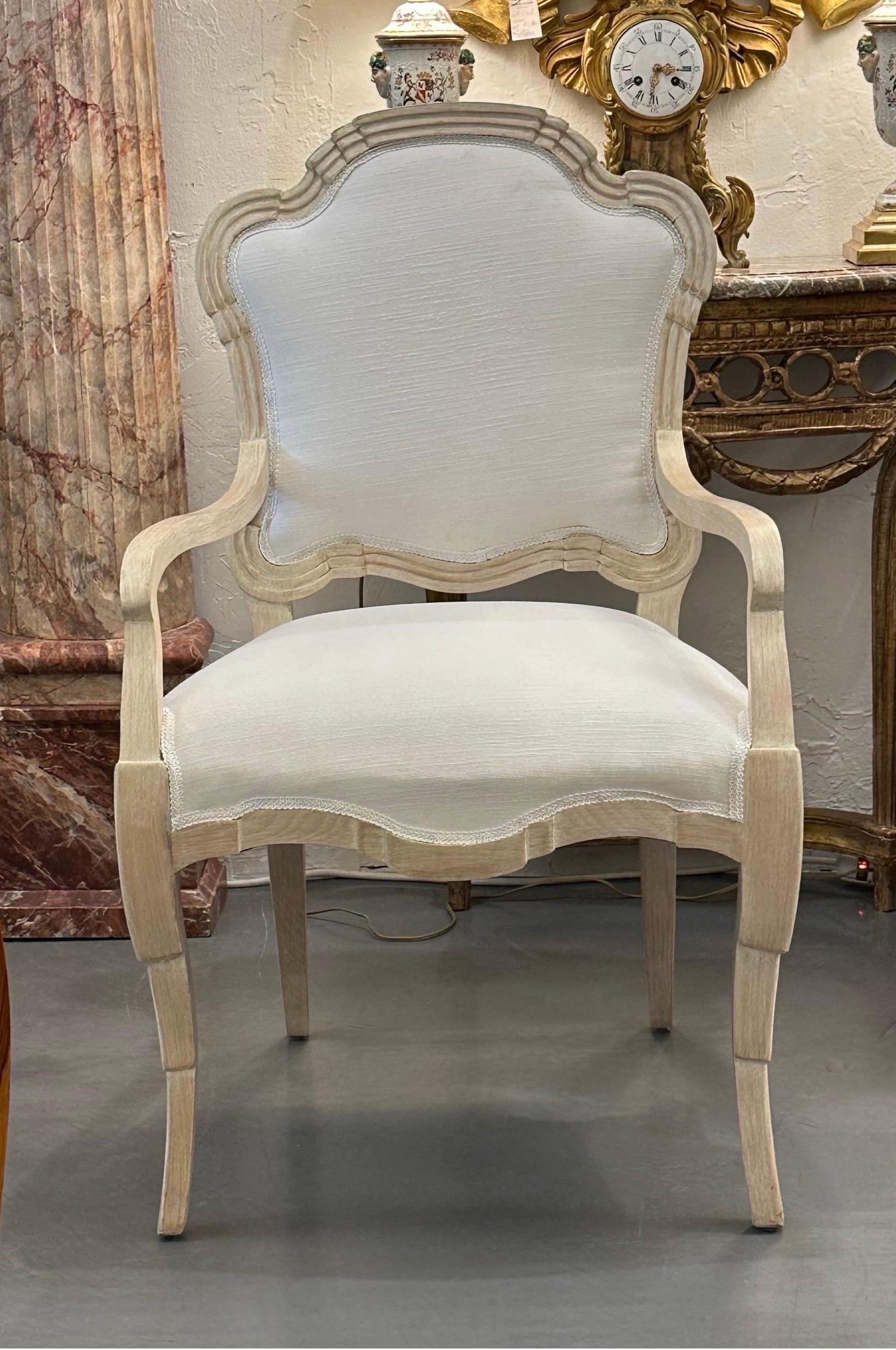 Satz von sechs cremefarben lackierten, stilisierten, gepolsterten Esszimmerstühlen im Louis-XVI.-Stil (20. Jahrhundert) im Angebot