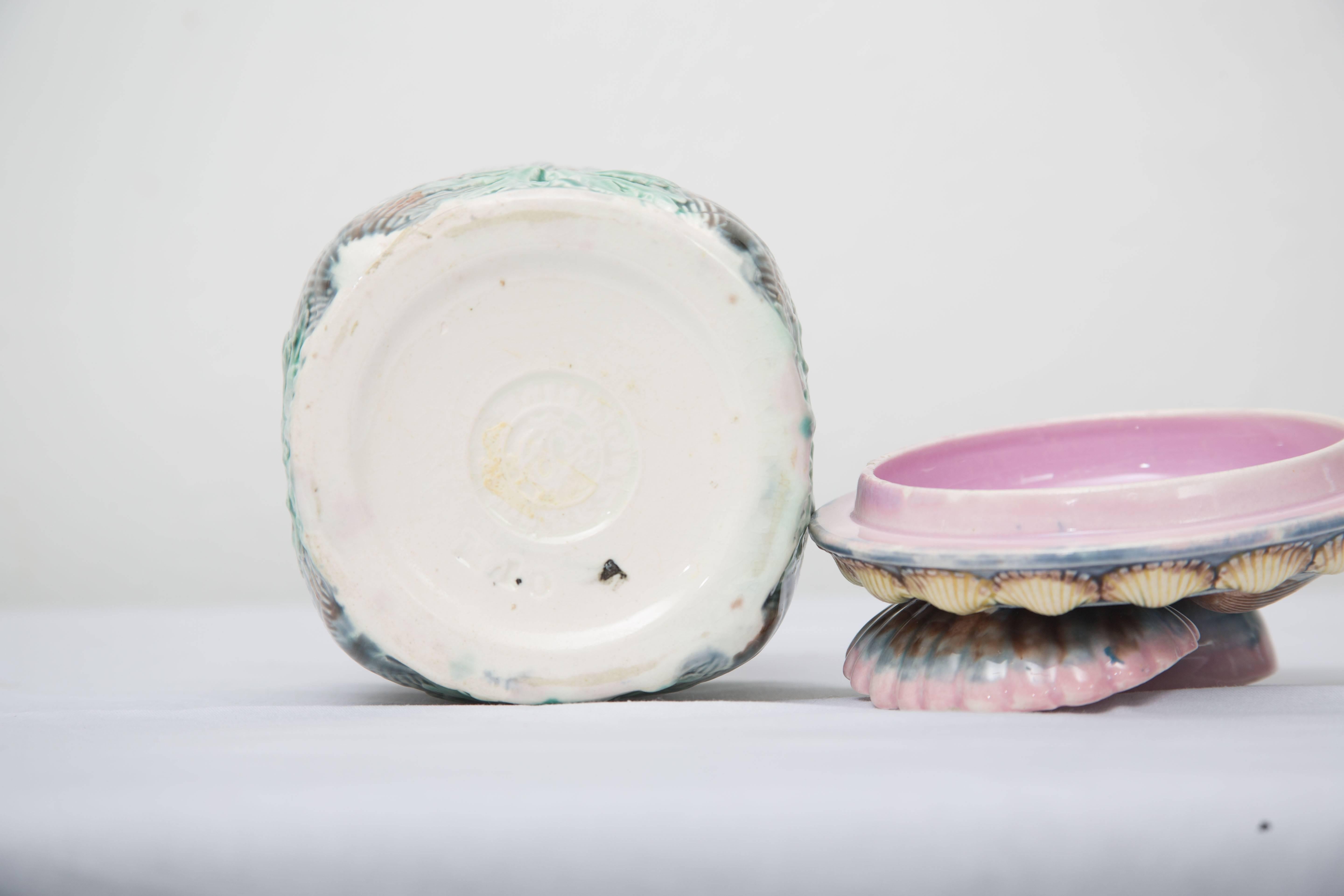 Vittoriano Vaso con coperchio in maiolica etrusca con conchiglie e alghe del XIX secolo in vendita