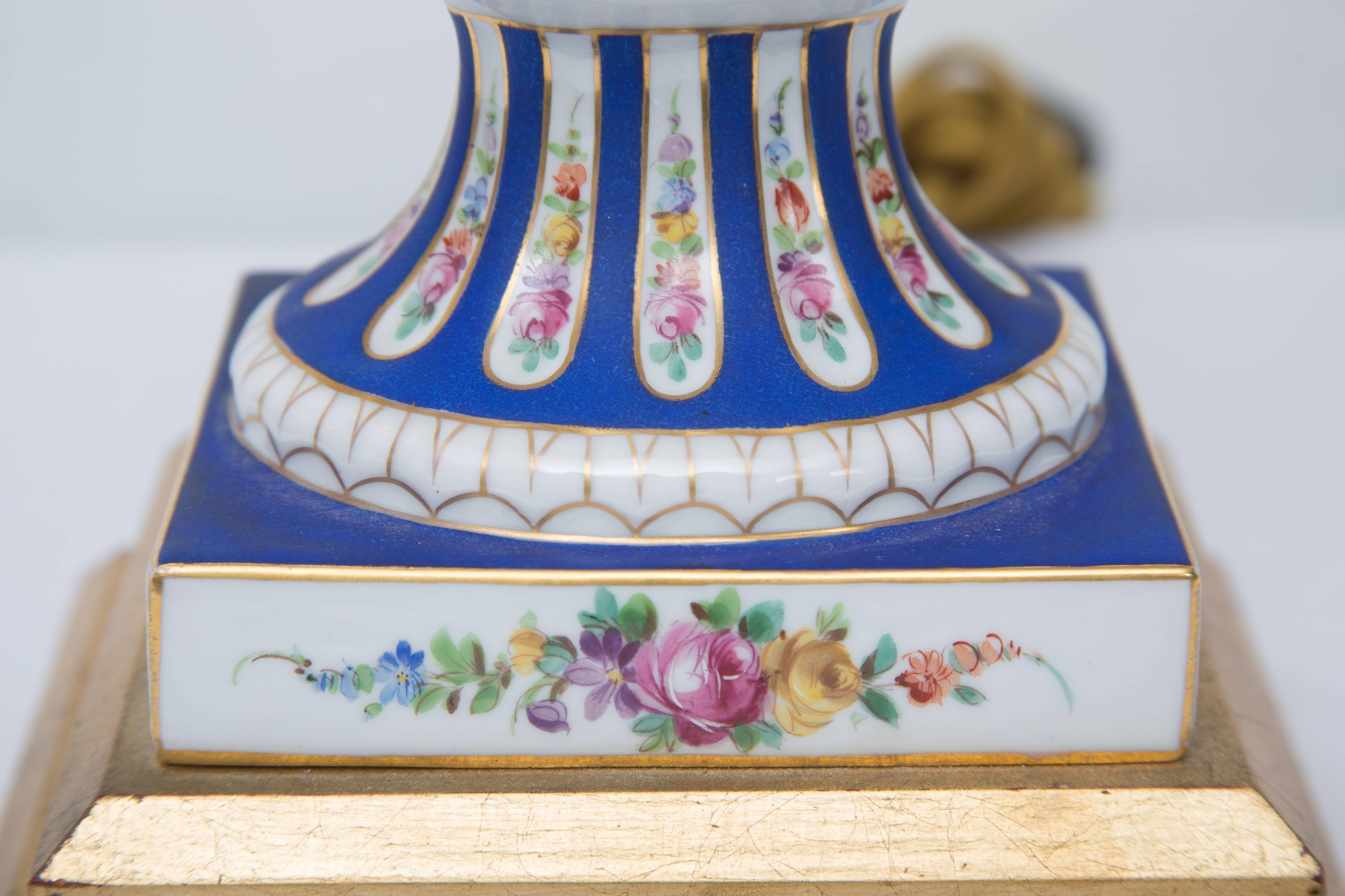 Doré Lampe française du XIXe siècle en porcelaine émaillée et biscuit en vente