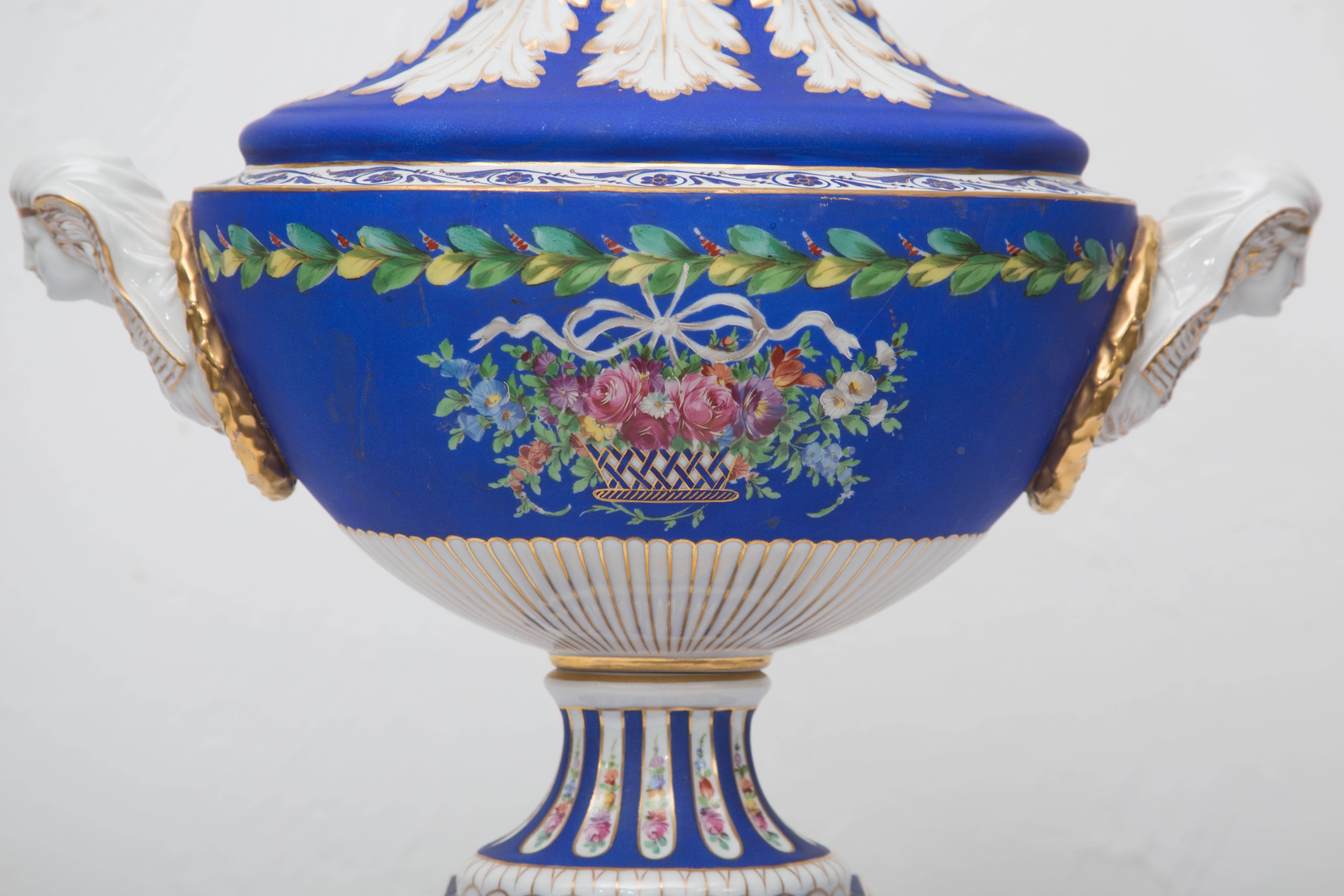 Milieu du XIXe siècle Lampe française du XIXe siècle en porcelaine émaillée et biscuit en vente