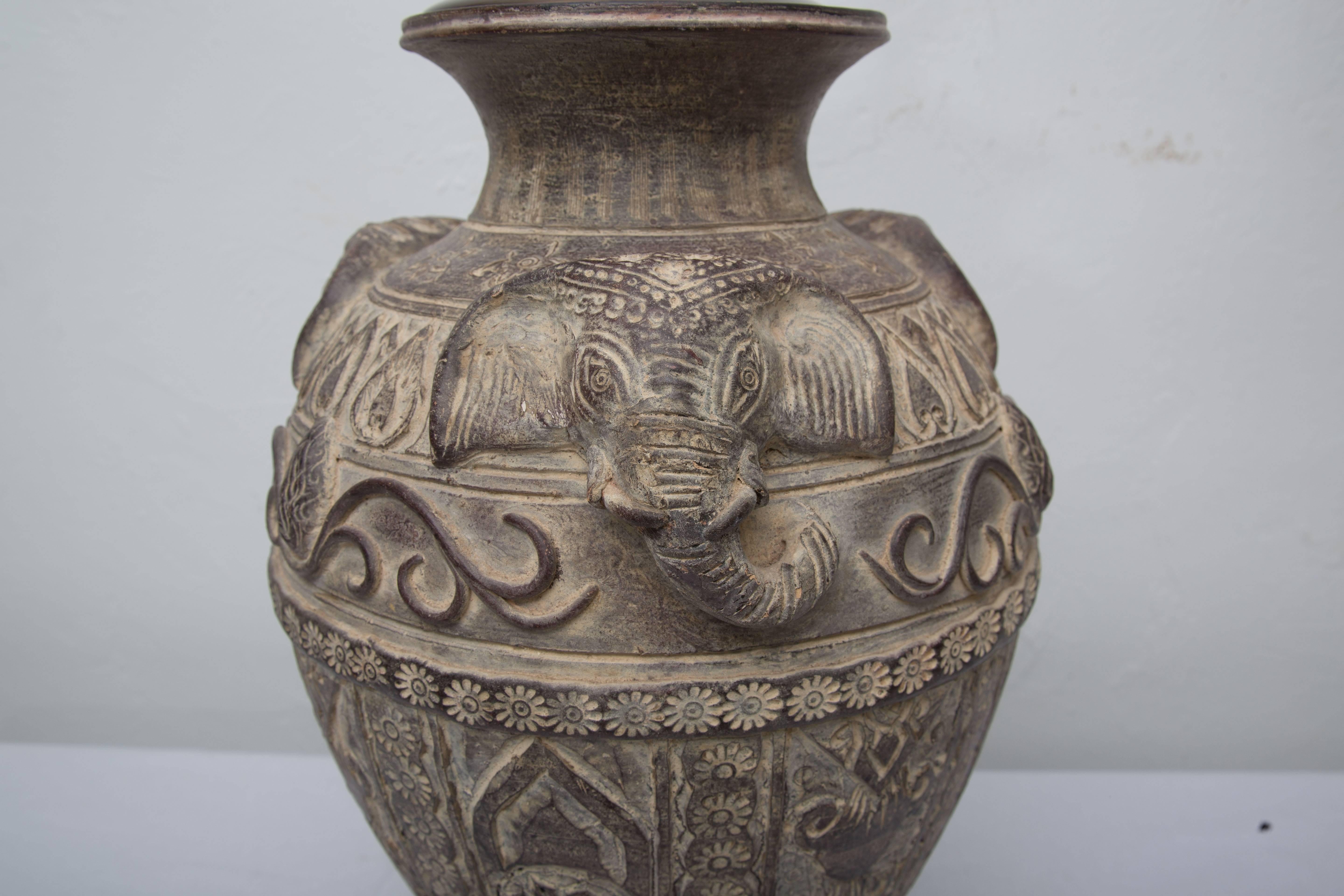 Tribal Vase en poterie de terre cuite tribale à base de argile comme lampe en vente