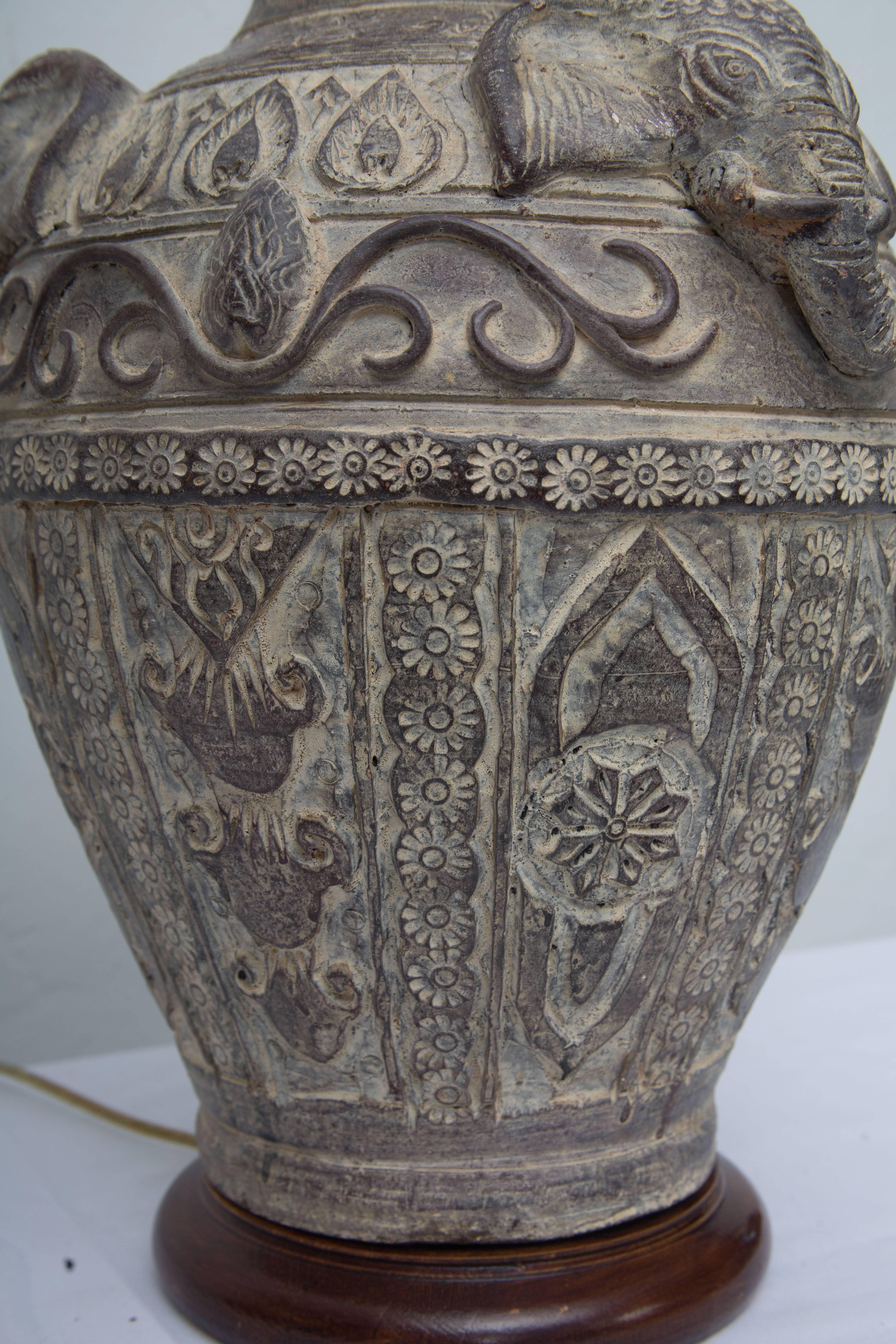 Fait main Vase en poterie de terre cuite tribale à base de argile comme lampe en vente