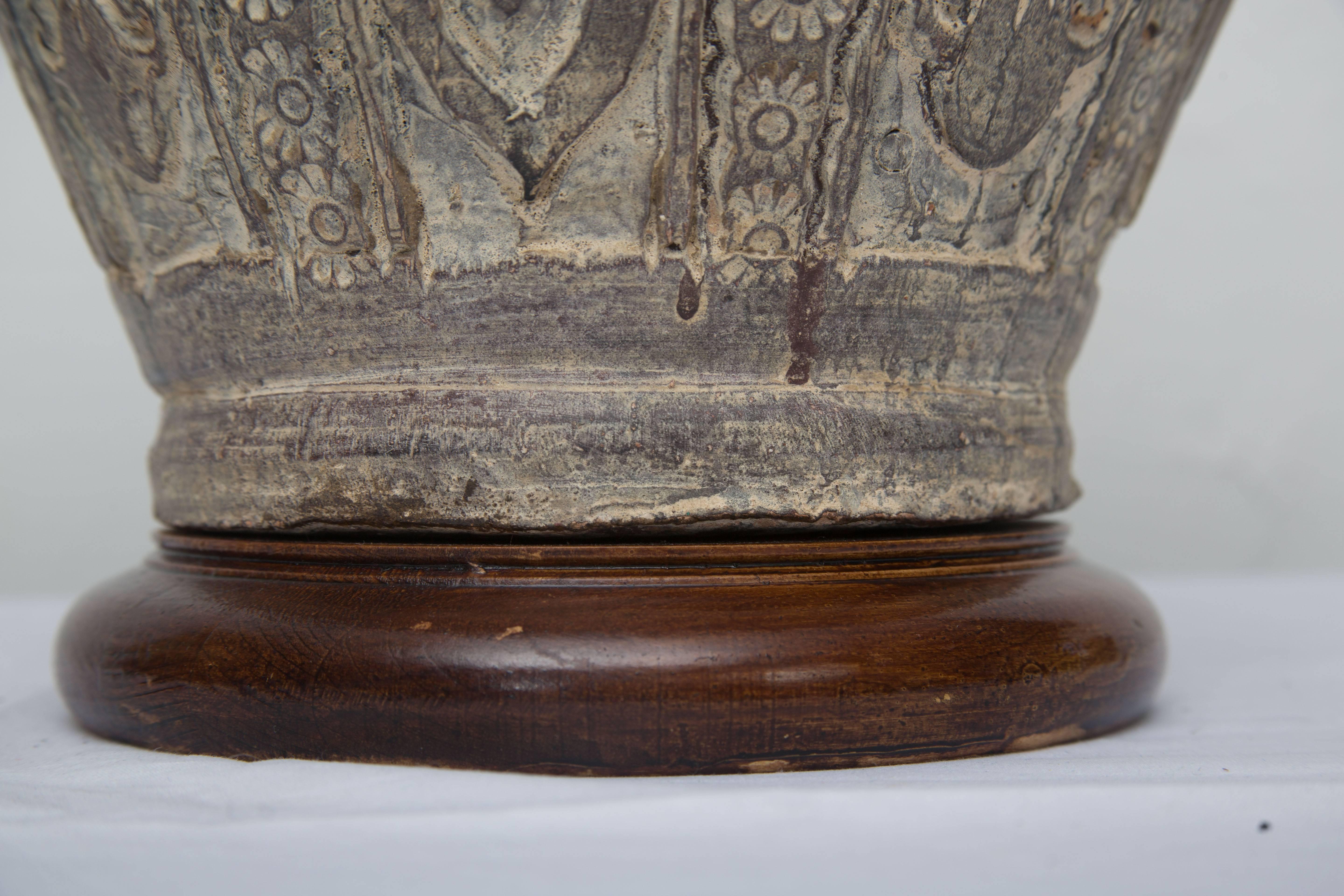 Inconnu Vase en poterie de terre cuite tribale à base de argile comme lampe en vente