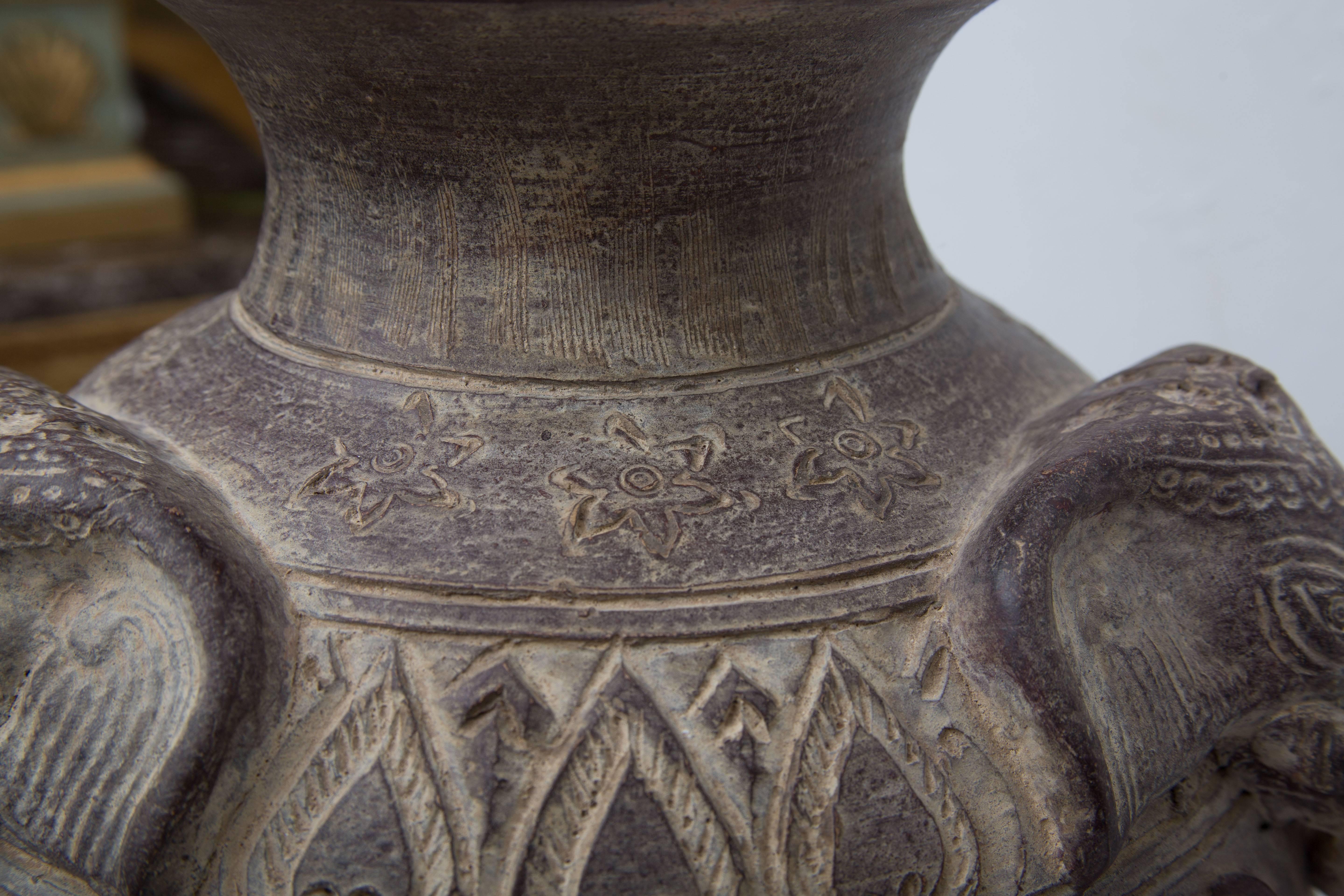 Vase en poterie de terre cuite tribale à base de argile comme lampe Bon état - En vente à WEST PALM BEACH, FL