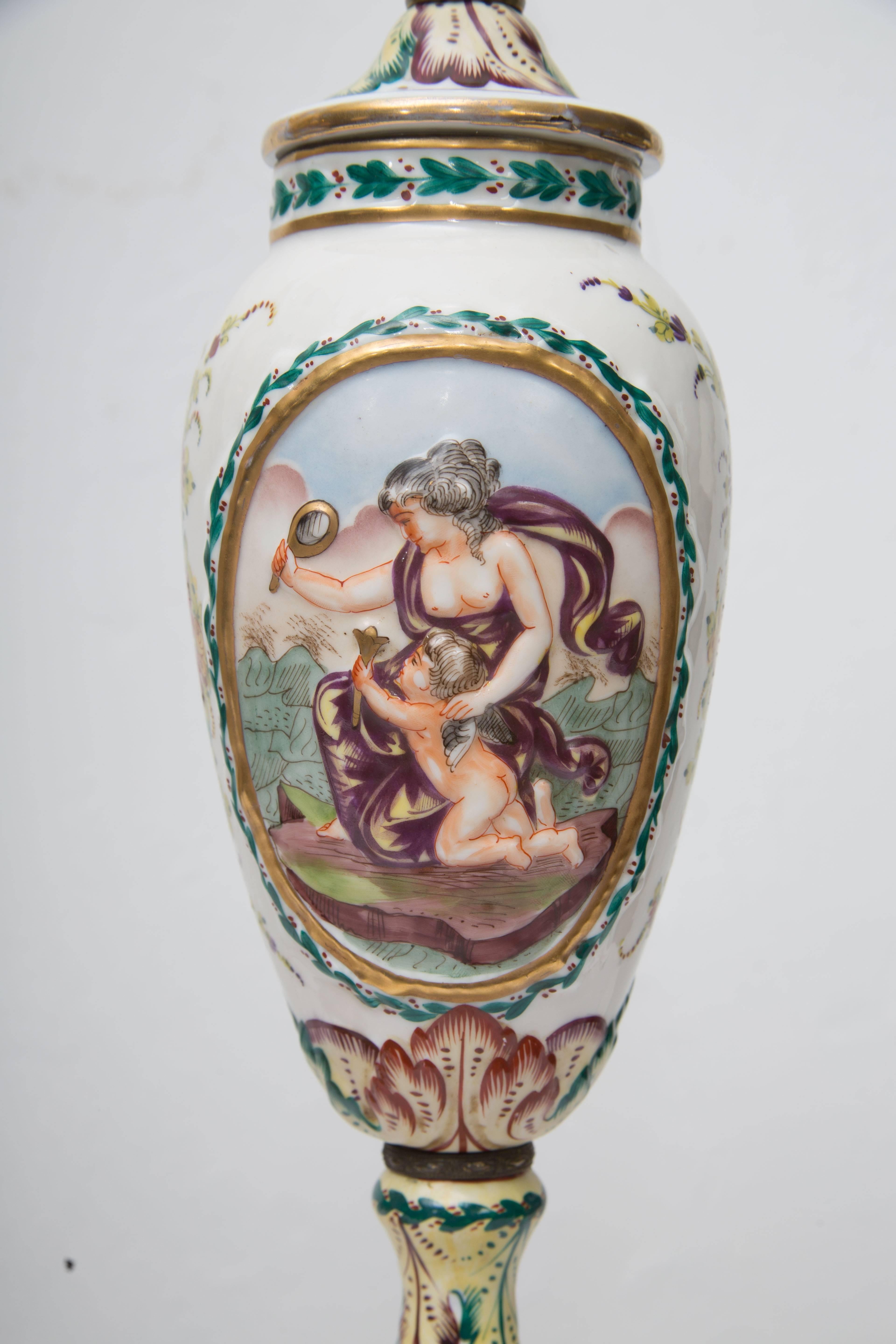 Paar italienische Capodimonte-Vasen aus Porzellan des 19. Jahrhunderts als Tischlampen (Neoklassisch) im Angebot