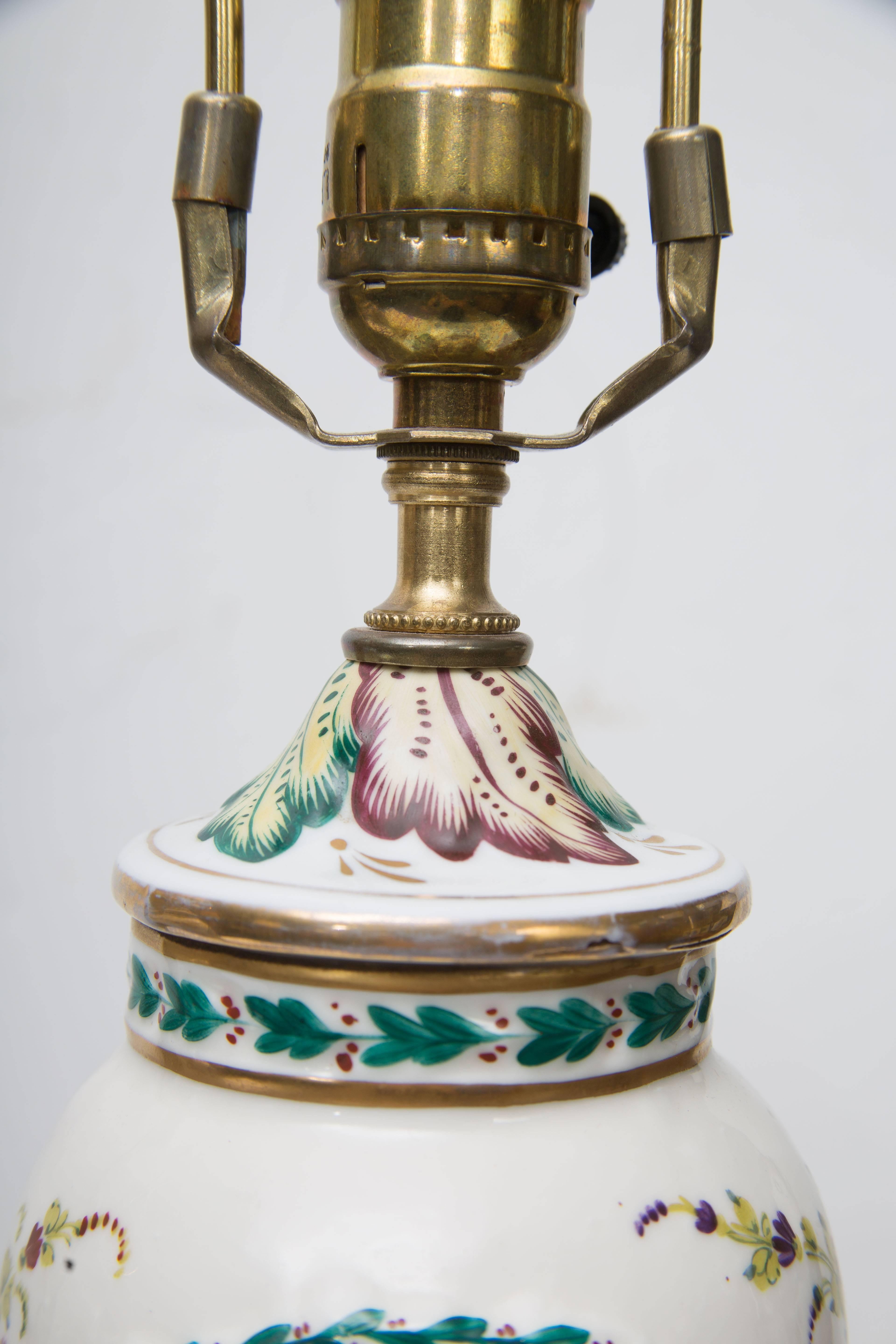 Paar italienische Capodimonte-Vasen aus Porzellan des 19. Jahrhunderts als Tischlampen im Zustand „Gut“ im Angebot in WEST PALM BEACH, FL