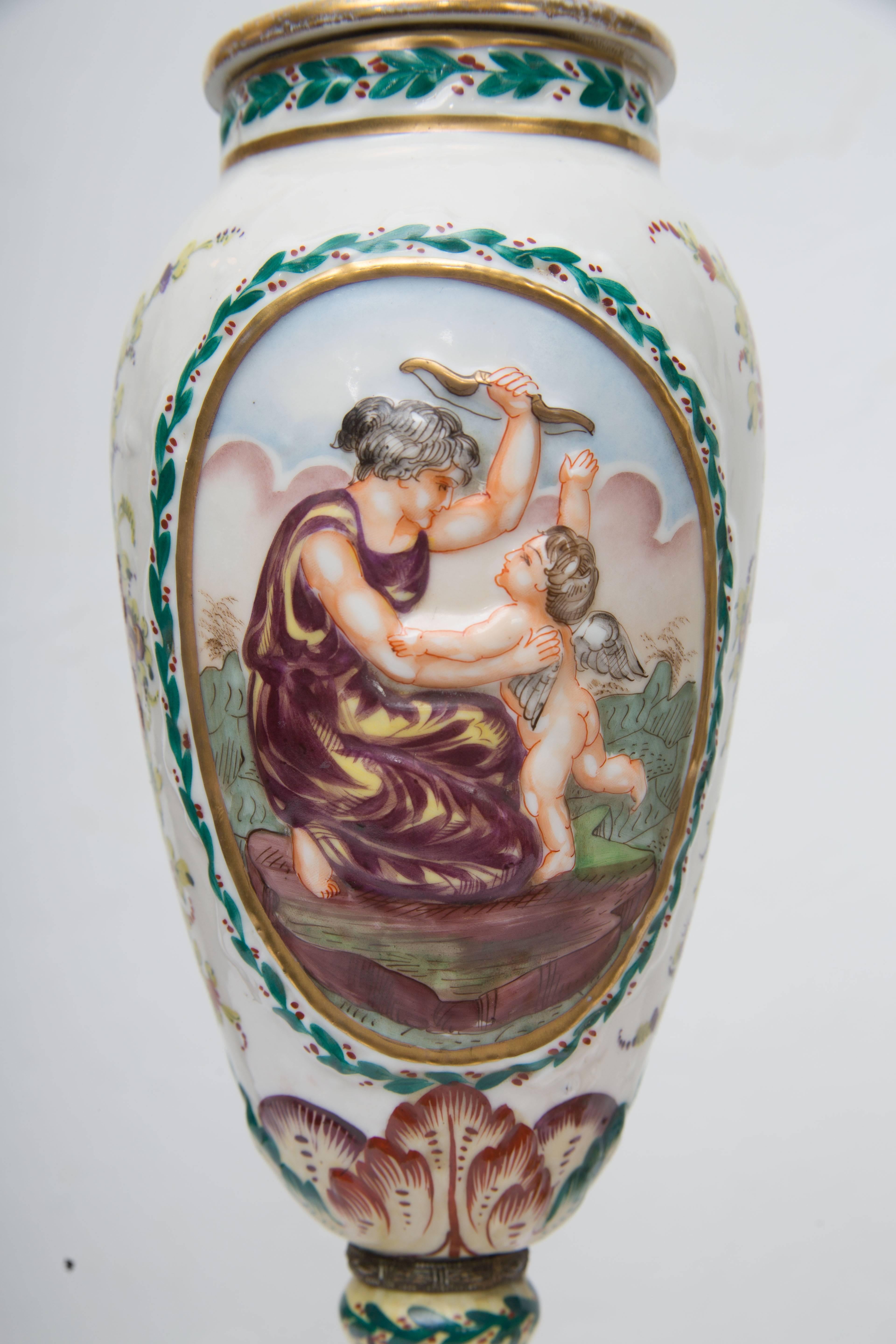 Paar italienische Capodimonte-Vasen aus Porzellan des 19. Jahrhunderts als Tischlampen im Angebot 1