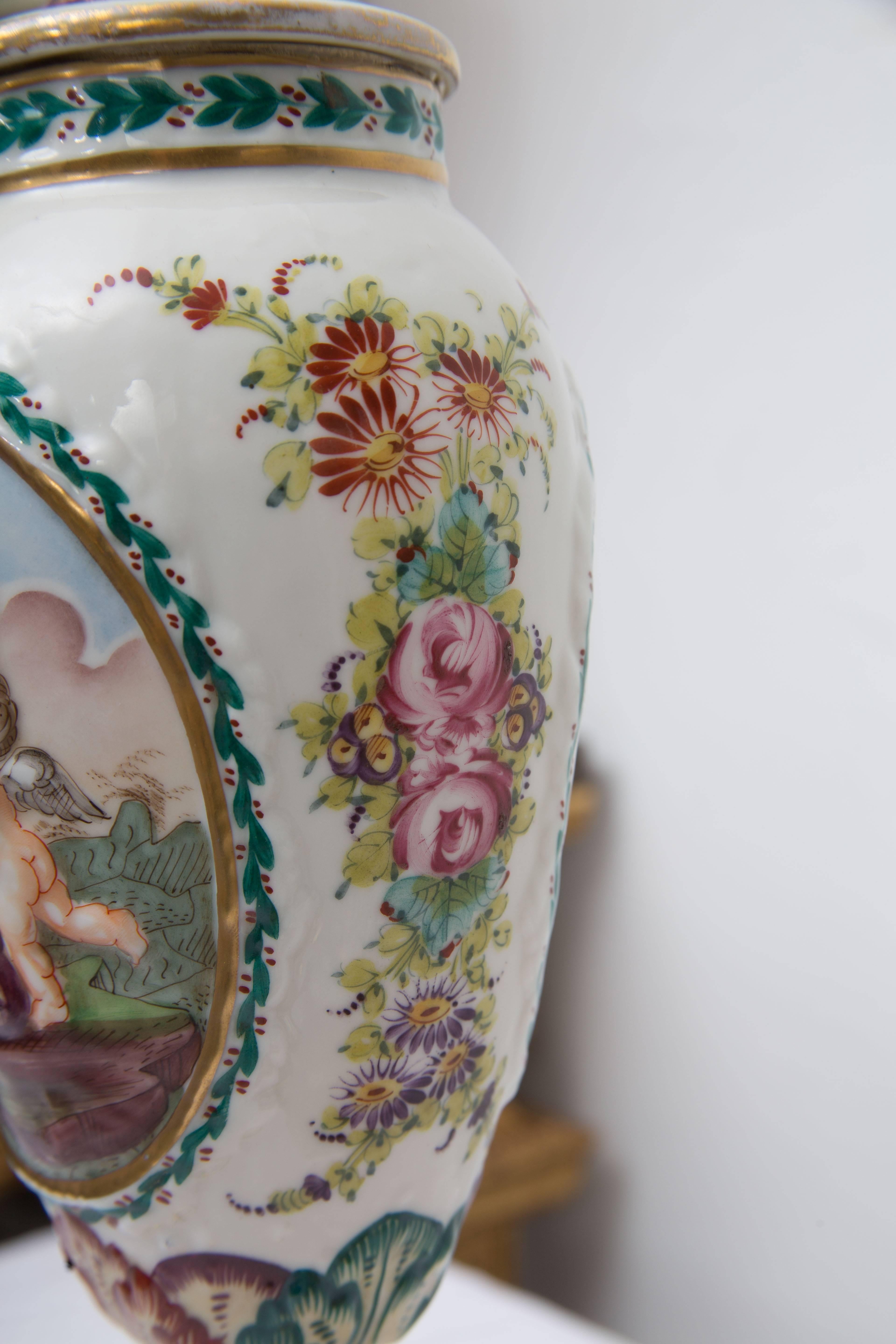 Paar italienische Capodimonte-Vasen aus Porzellan des 19. Jahrhunderts als Tischlampen im Angebot 2