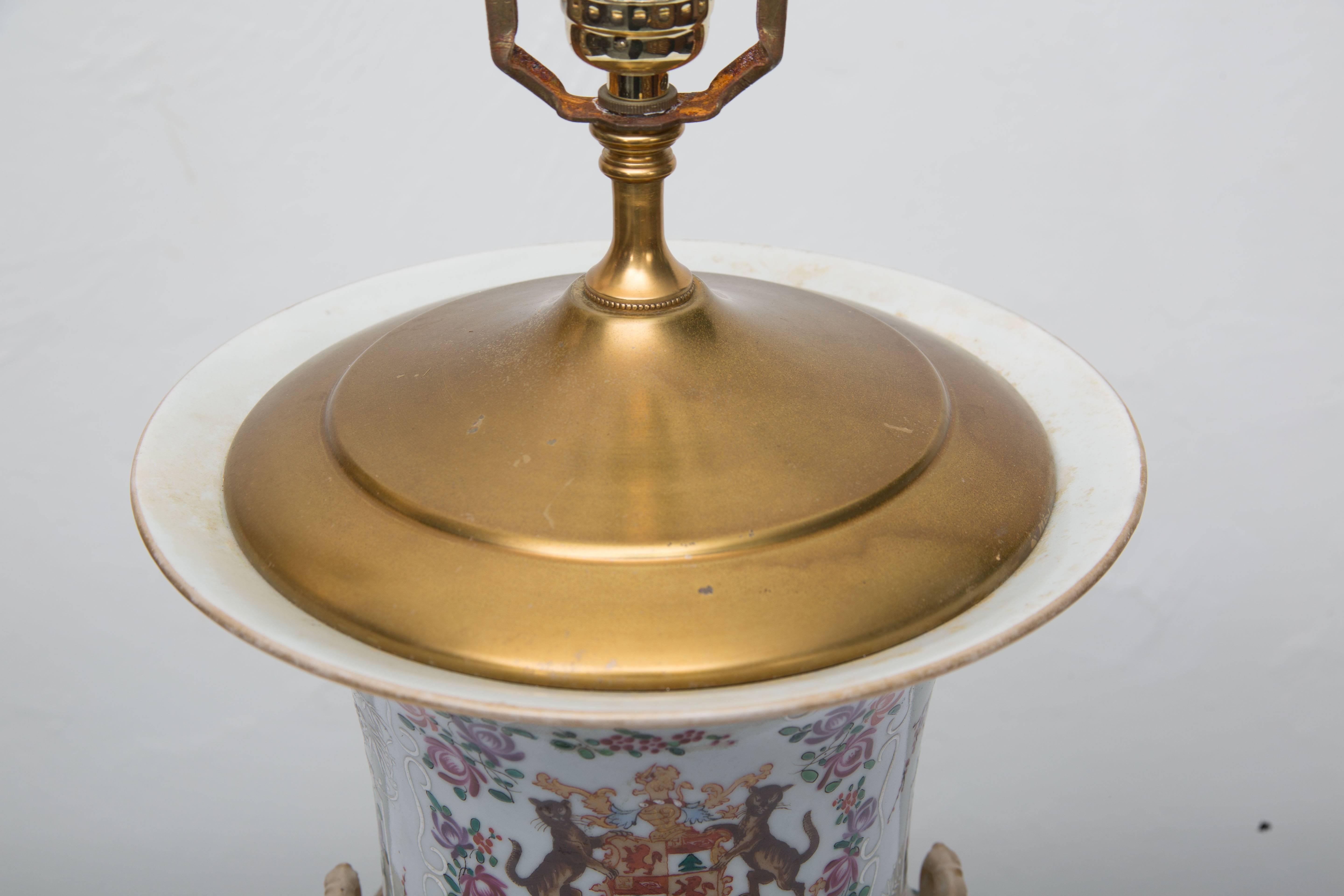 Autre Urne en porcelaine armoriée Sampson du 19ème siècle à utiliser comme lampe en vente