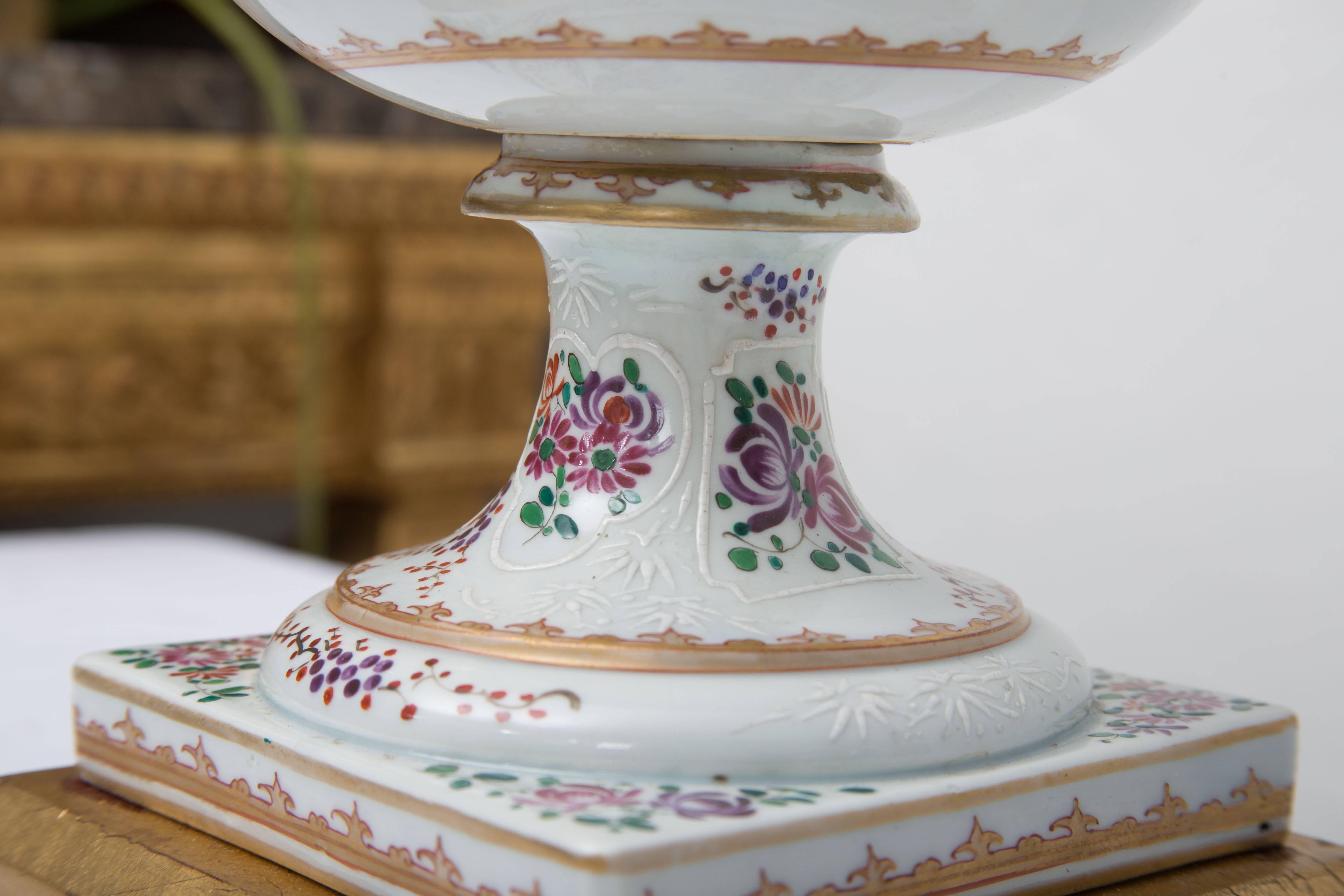 Peint à la main Urne en porcelaine armoriée Sampson du 19ème siècle à utiliser comme lampe en vente