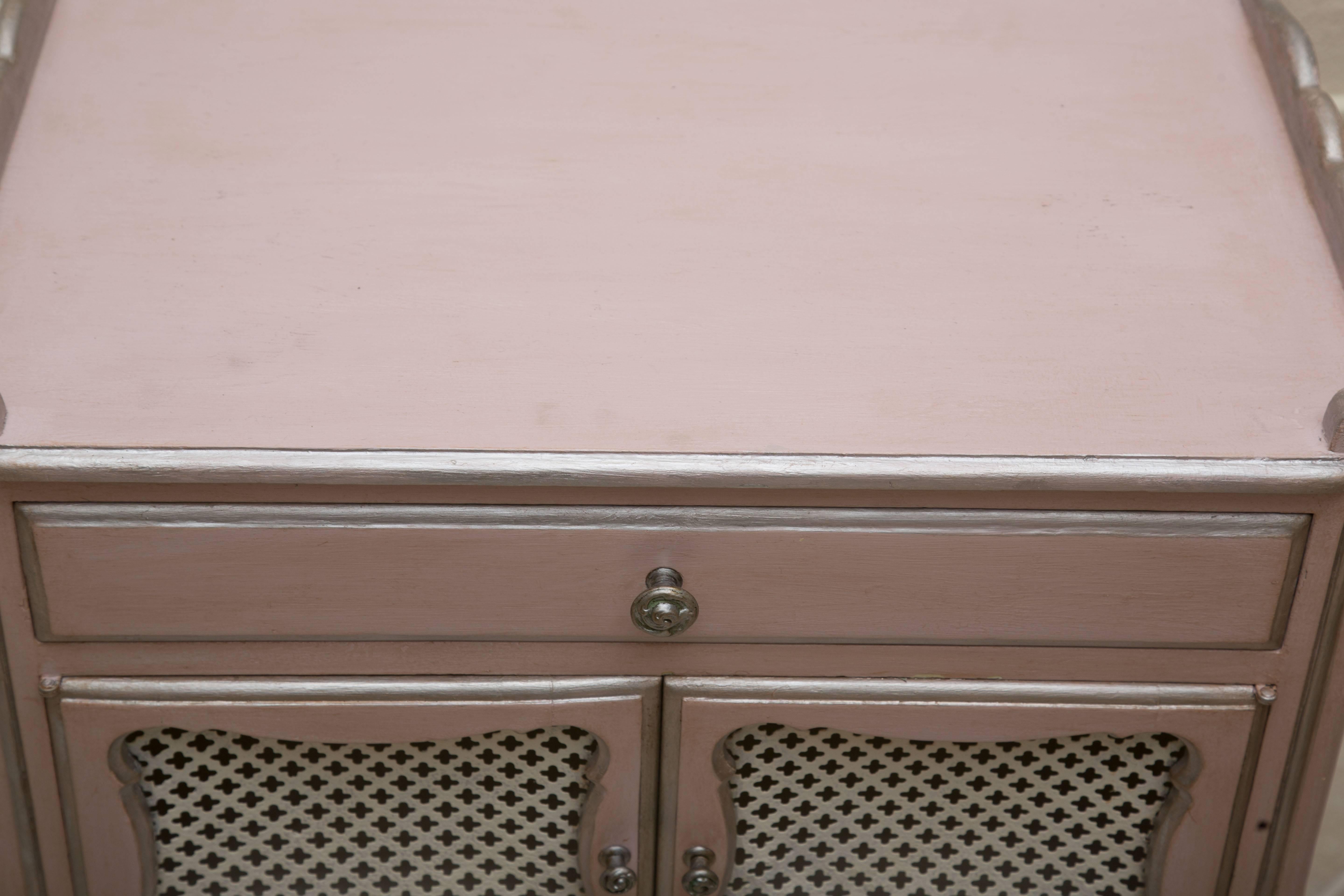 Pair of Pink Painted and Parcel Silver Commodes, 20th Century 1