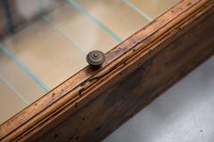 Vitrine suspendue italienne en châtaignier moucheté