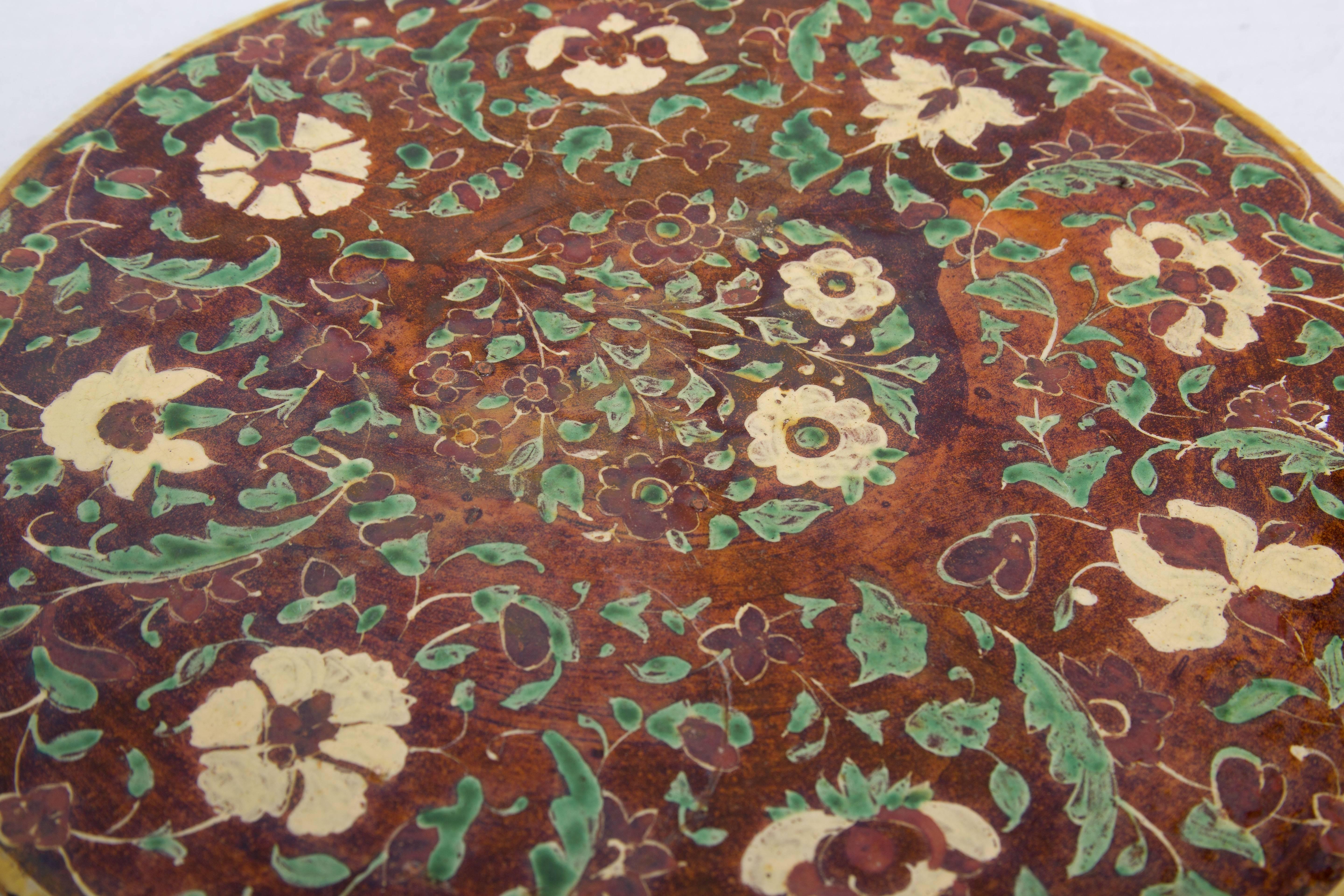 Italienische bemalte und glasierte Terrakotta-Platte, Italienisch (19. Jahrhundert) im Angebot