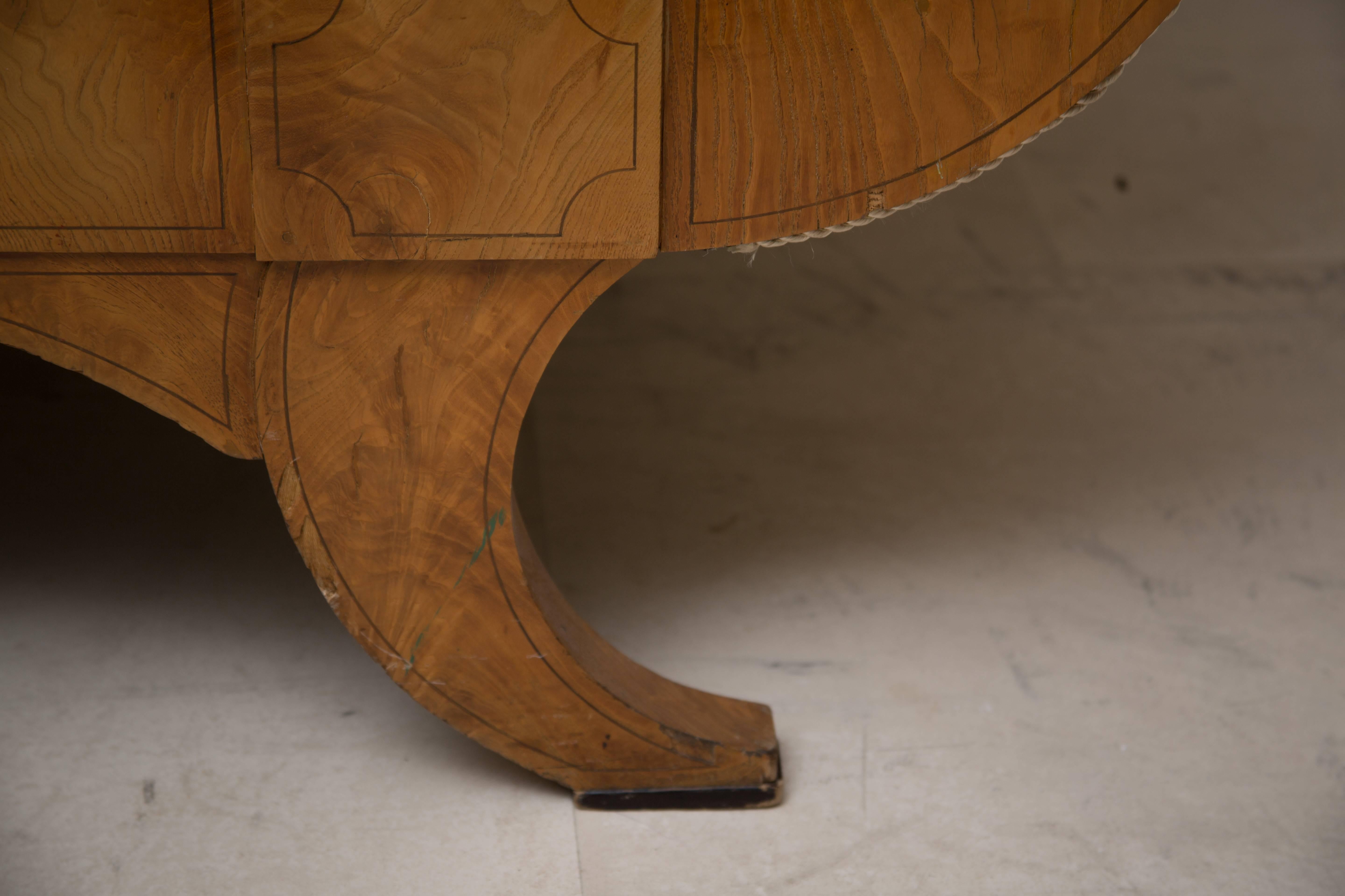 Dies ist ein anmutiges russisches Biedermeier-Sofa aus Kirschholz mit einer gekrönten oberen Schiene, die ein zentriertes ebonisiertes Oval über gepolsterter Rückenlehne und Sitzfläche enthält, flankiert von vollständig gepolsterten Armen über einer