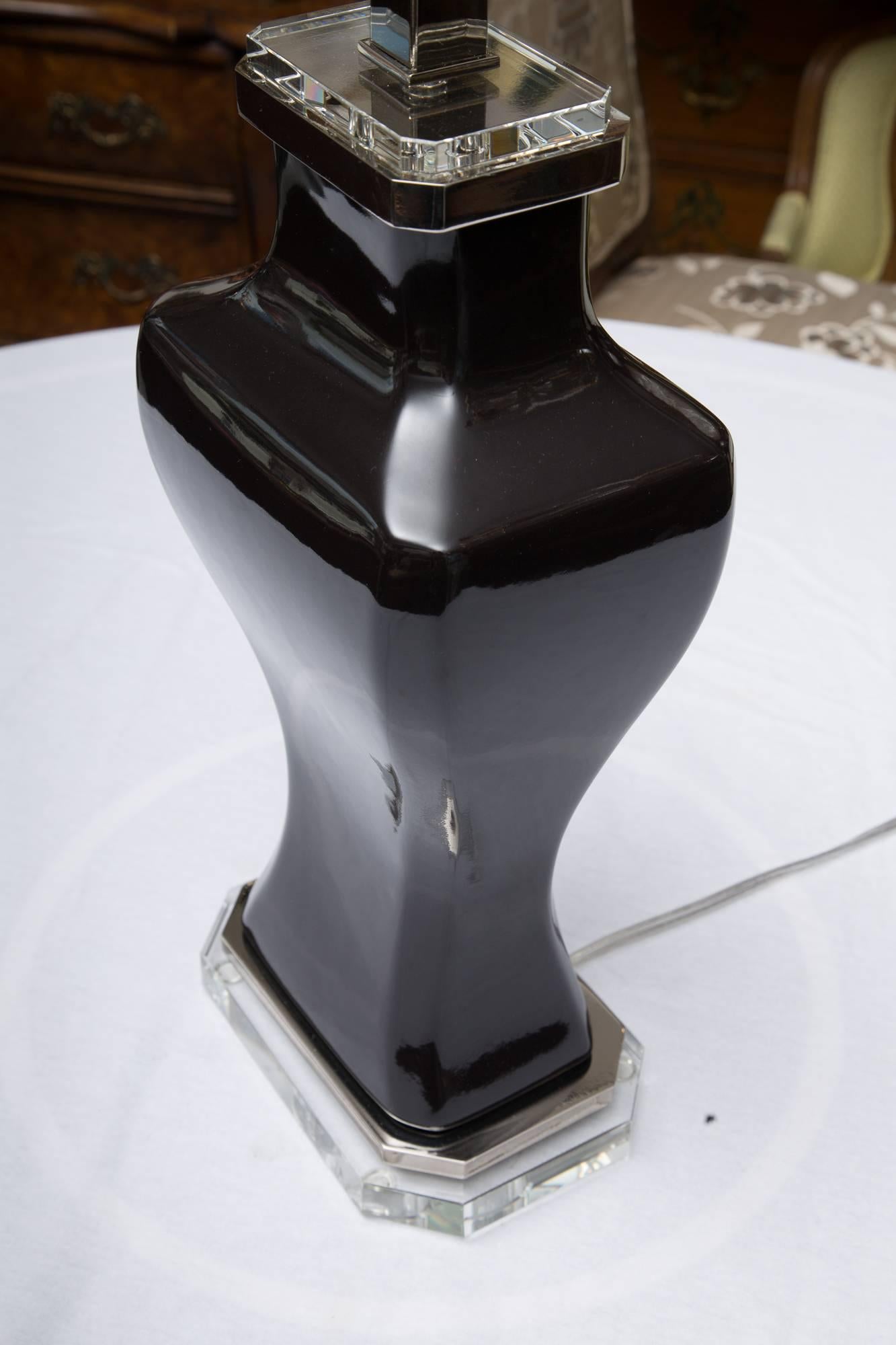 Si tratta di una coppia di lampade contemporanee molto eleganti, smaltate di nero, con calotta e base in lucite e angoli inclinati, del XXI secolo.
