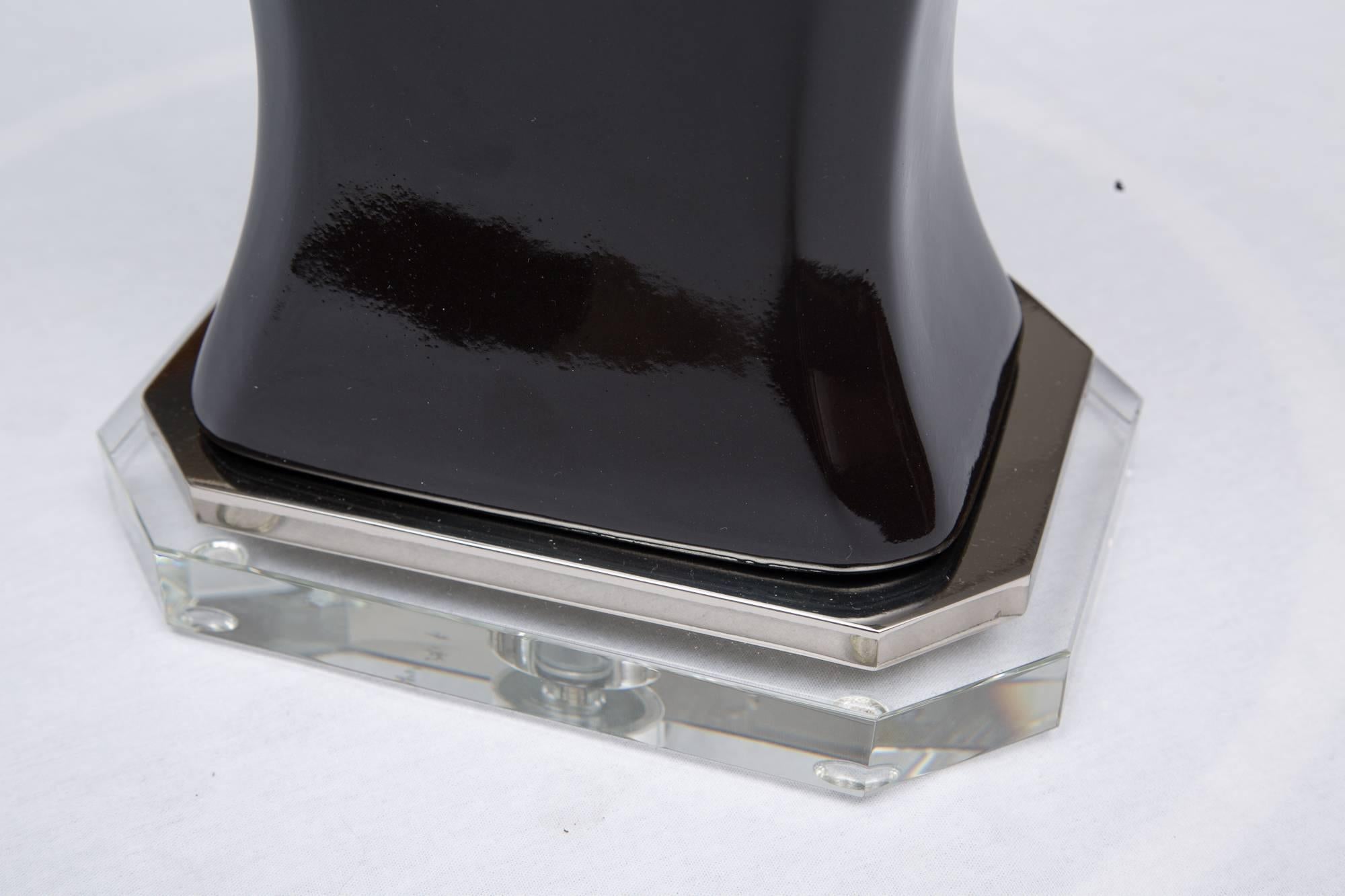 Italiano Coppia di lampade contemporanee in lucite e smalto nero in vendita