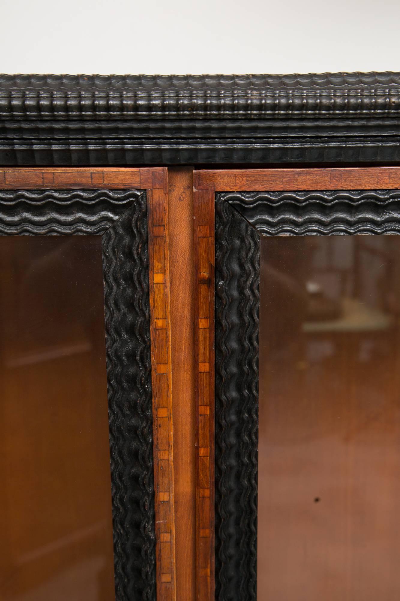 19th Century English Regency Style Cherry and Ebony Bookcase In Good Condition In WEST PALM BEACH, FL