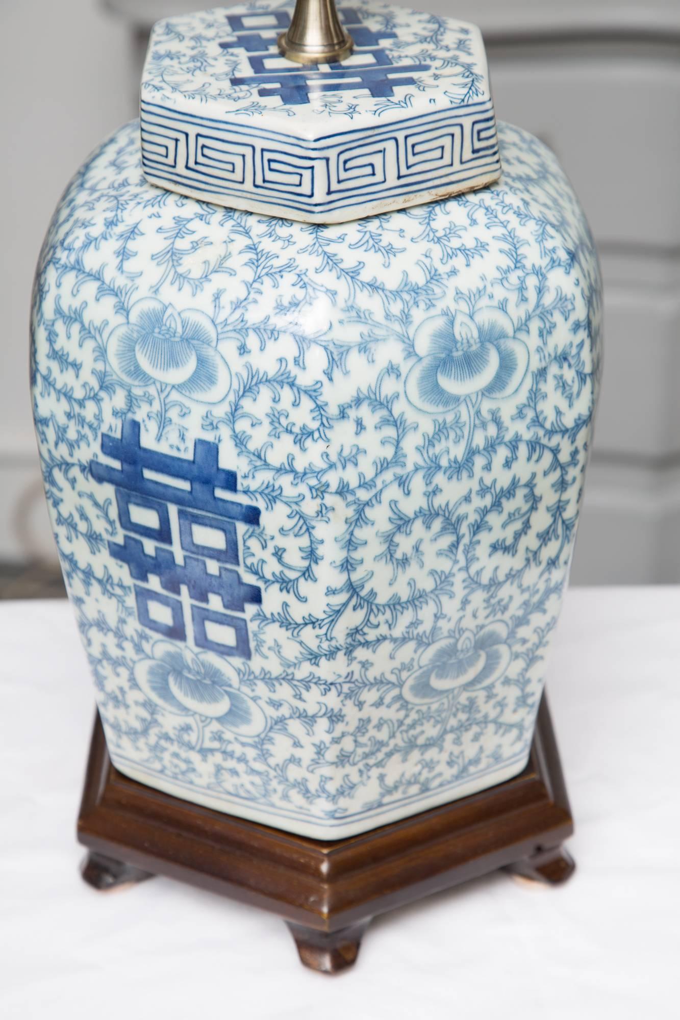 Pair of Hexagon Chinese Lidded Jars as Table Lamps In Good Condition In WEST PALM BEACH, FL