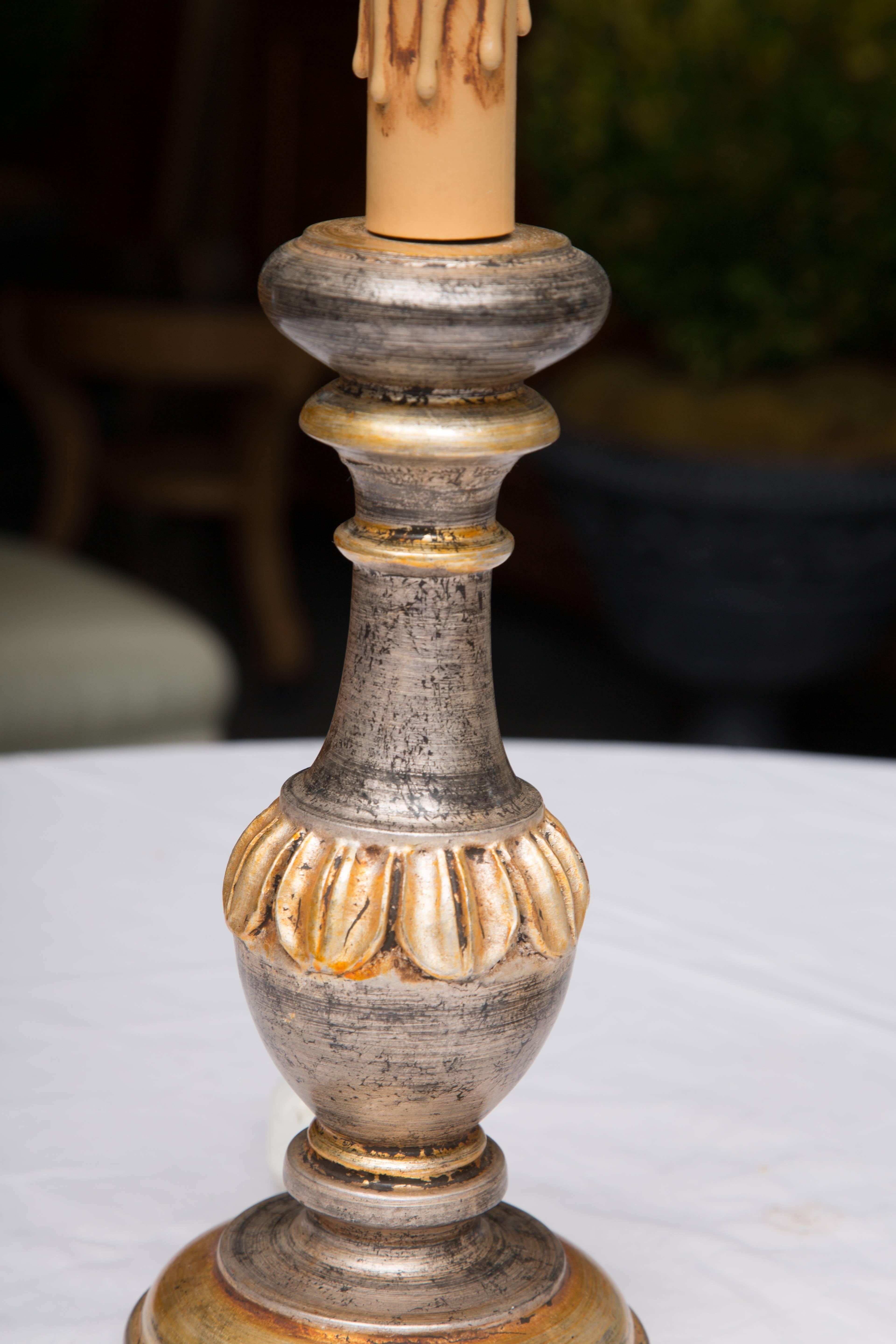 Italiano Coppia di candelabri d'argento e dorati in pacchi come lampade in vendita
