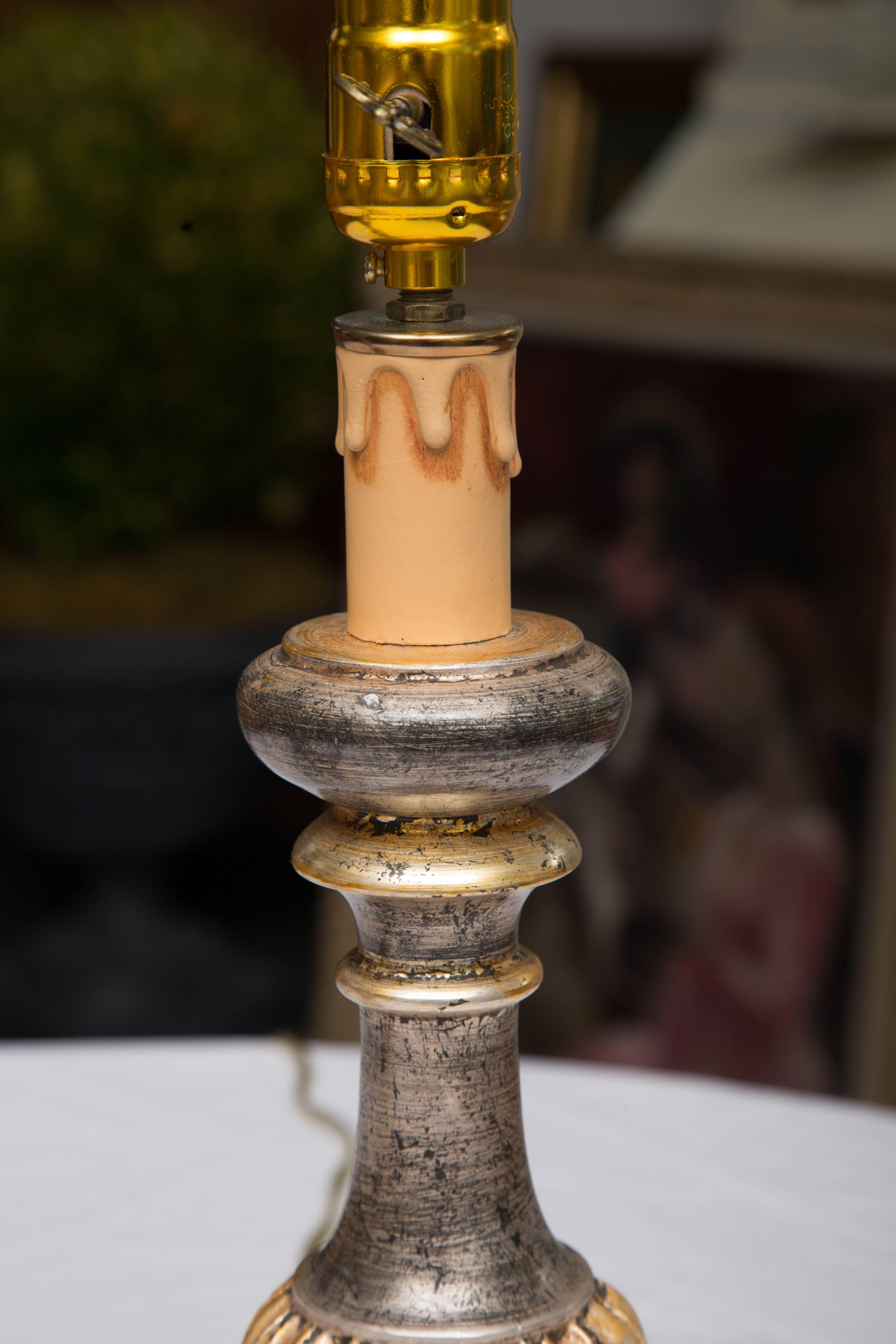Si tratta di una coppia di candele a balaustro d'argento e dorate in pacchi che sono state trasformate in lampade. Sono situati su una base circolare, del XX secolo.