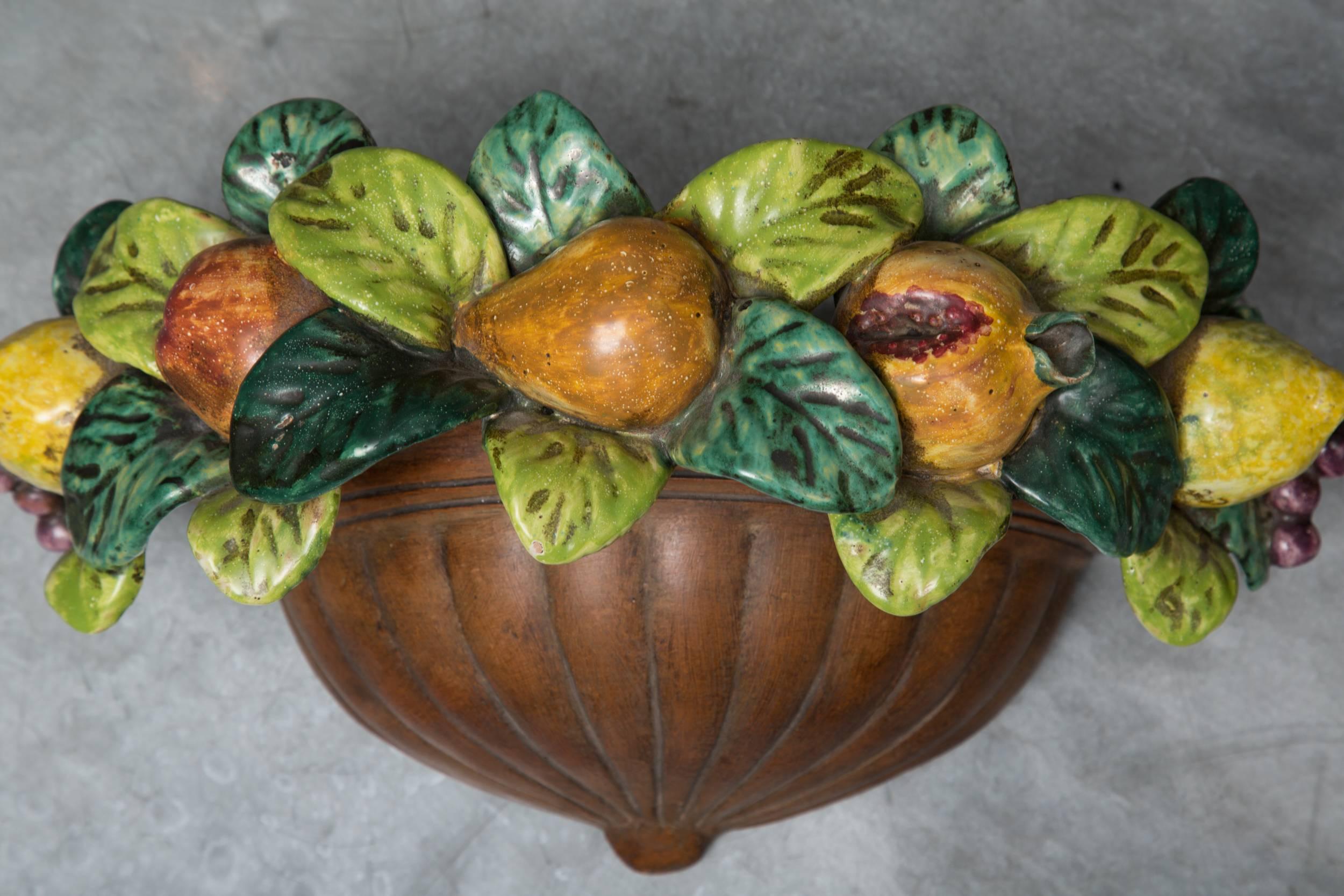 Paar italienische Terrakotta-Wandtaschen mit  glasierte Obstdekoration  (Glasiert) im Angebot
