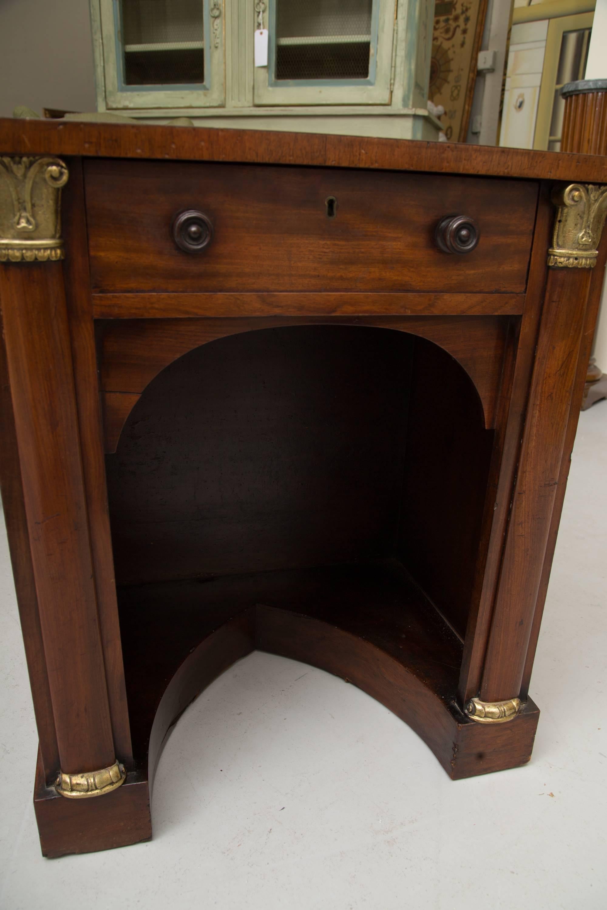 Kniehocker-Schreibtisch aus Mahagoni des 19. Jahrhunderts (Regency) im Angebot