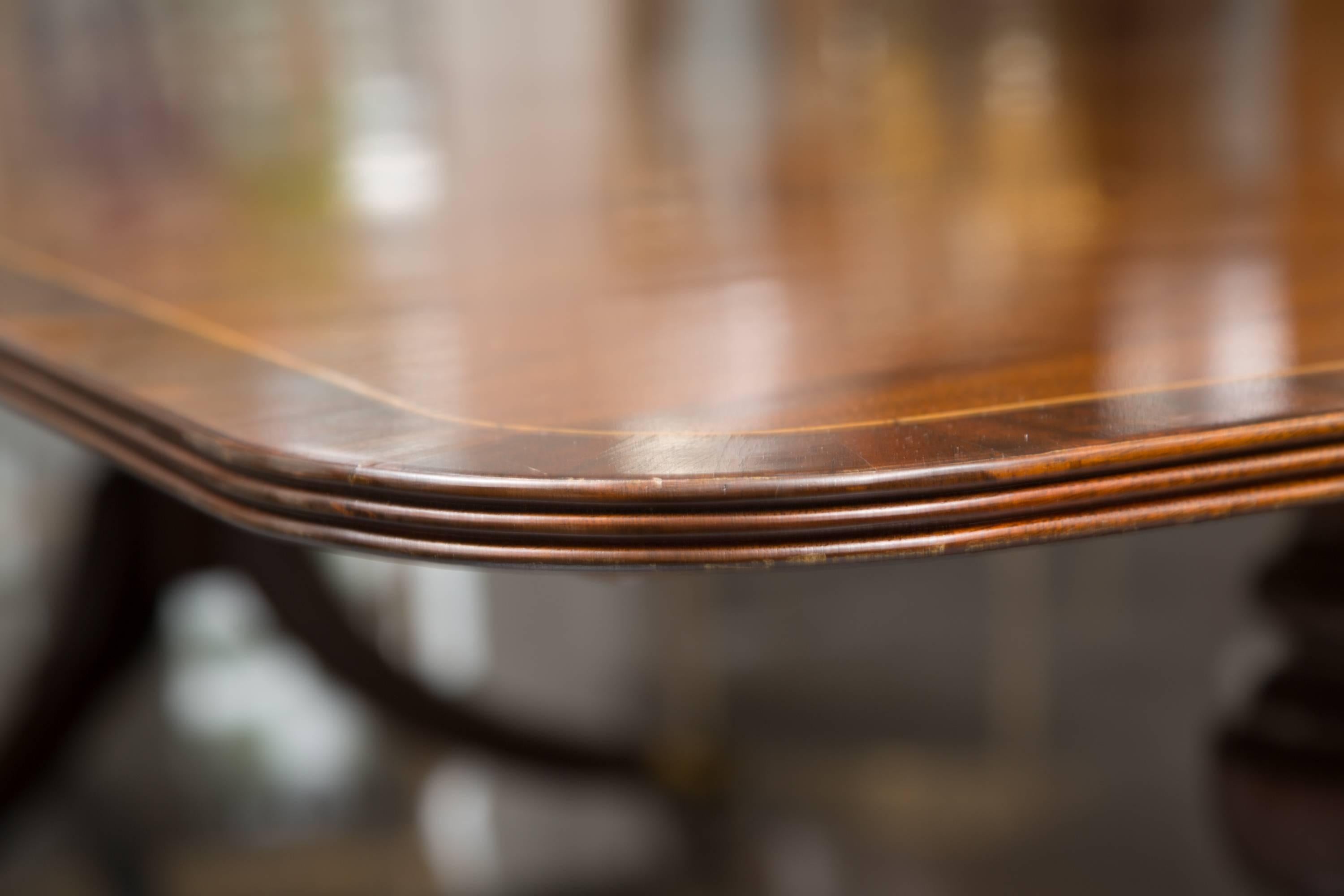 Fine English Mahogany Pedestal Dining Table In Fair Condition In WEST PALM BEACH, FL