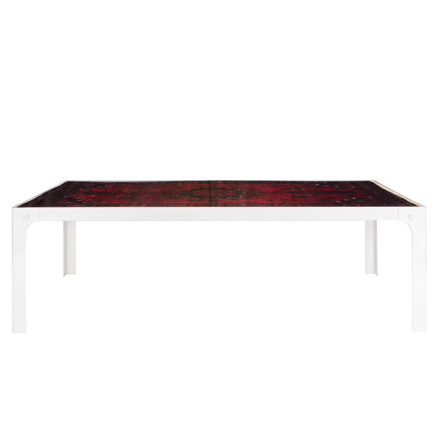 Évoquant de vieilles peintures et des souvenirs de samedis après-midi chez grand-mère, il s'agit d'une version moderne et beaucoup plus pratique de la vieille coutume hollandaise consistant à utiliser un tapis d'Orient comme couvre-table. Un cadre