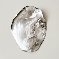 Espejo «Bloom», de aluminio fundido con diseño escultural, de Fred&Juul