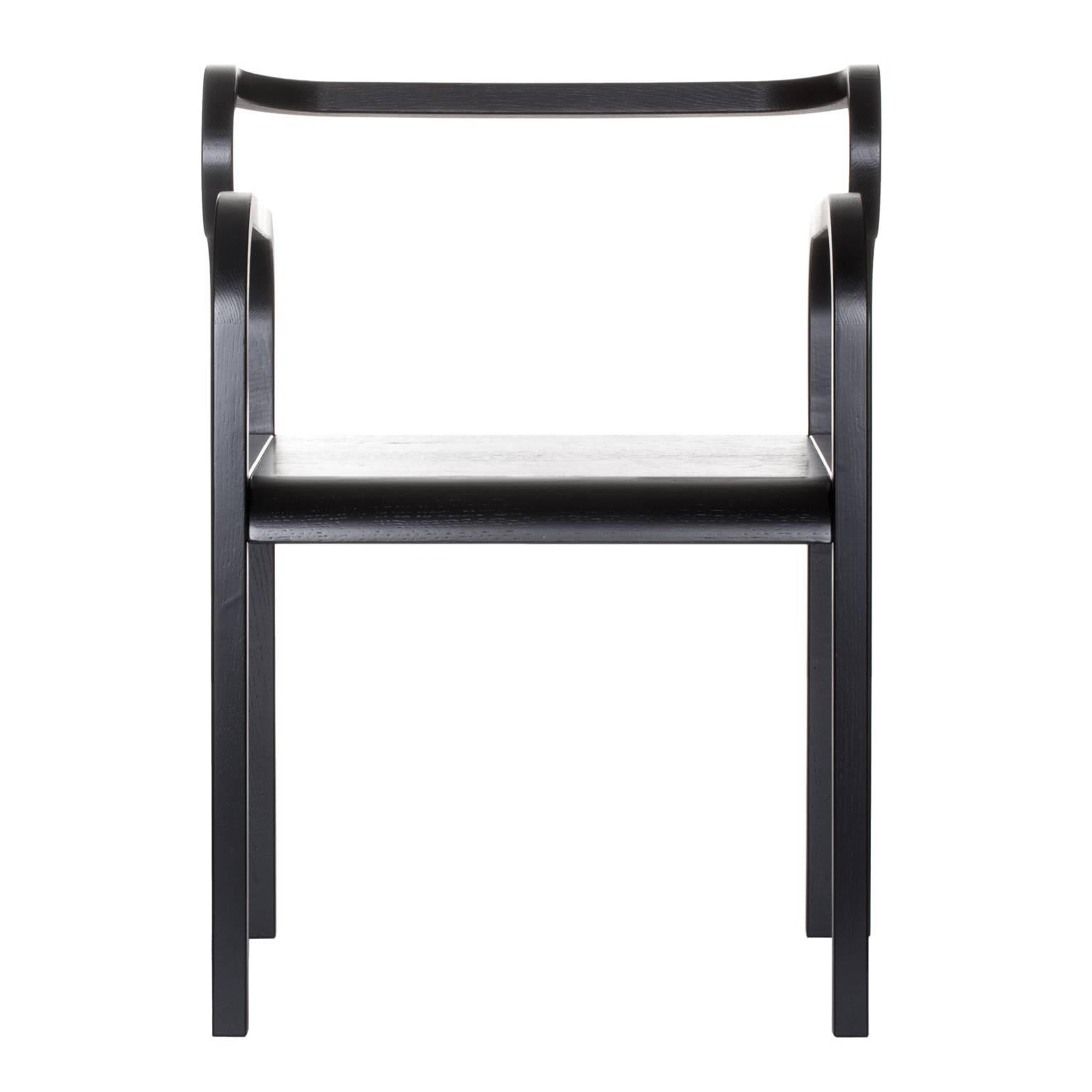 Chaise de salle à manger curviligne Odette avec accoudoirs en bois de chêne massif noir en vente