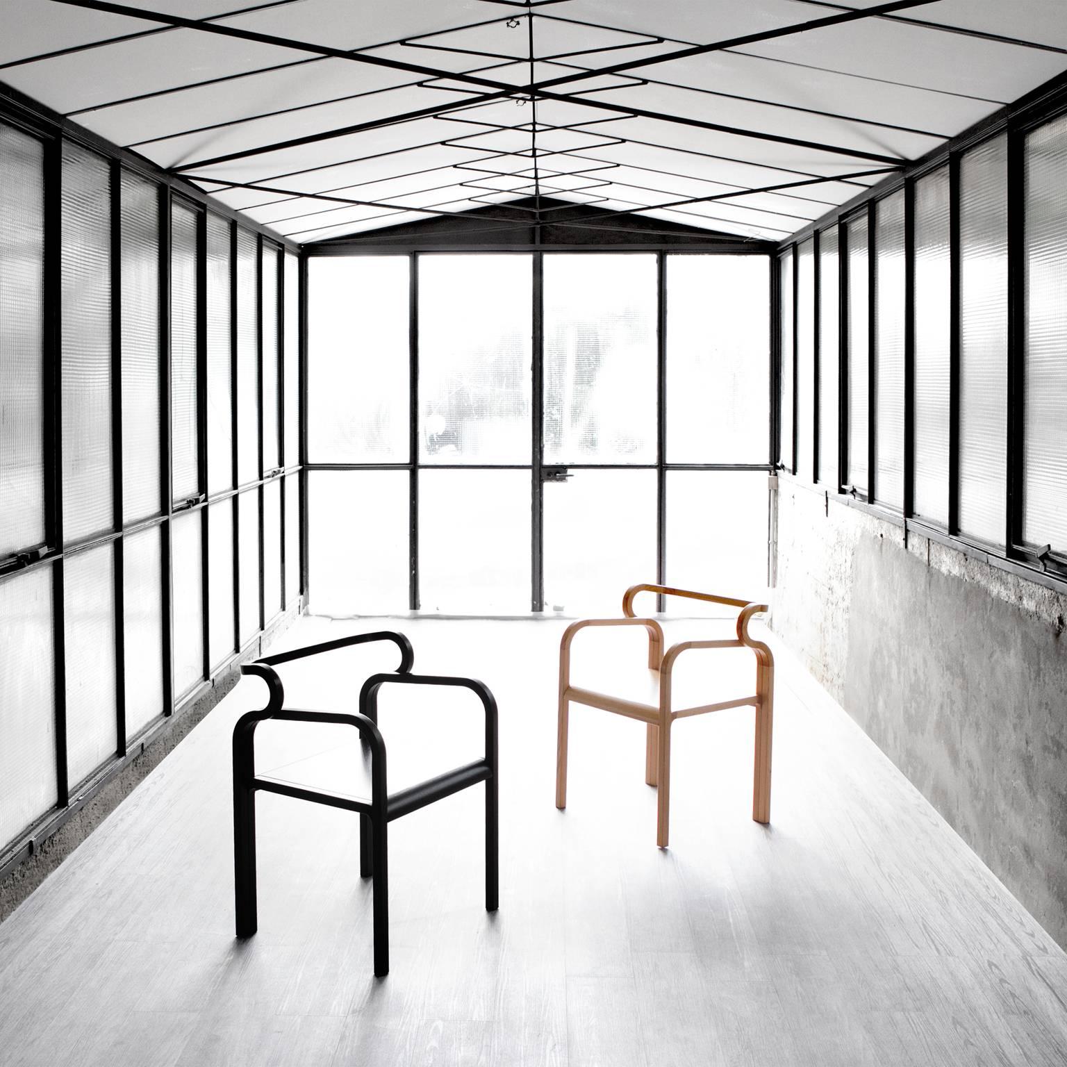 Kurvenförmiger Odette-Esszimmerstuhl mit Armlehnen aus schwarzem Massivholz (Holz) im Angebot