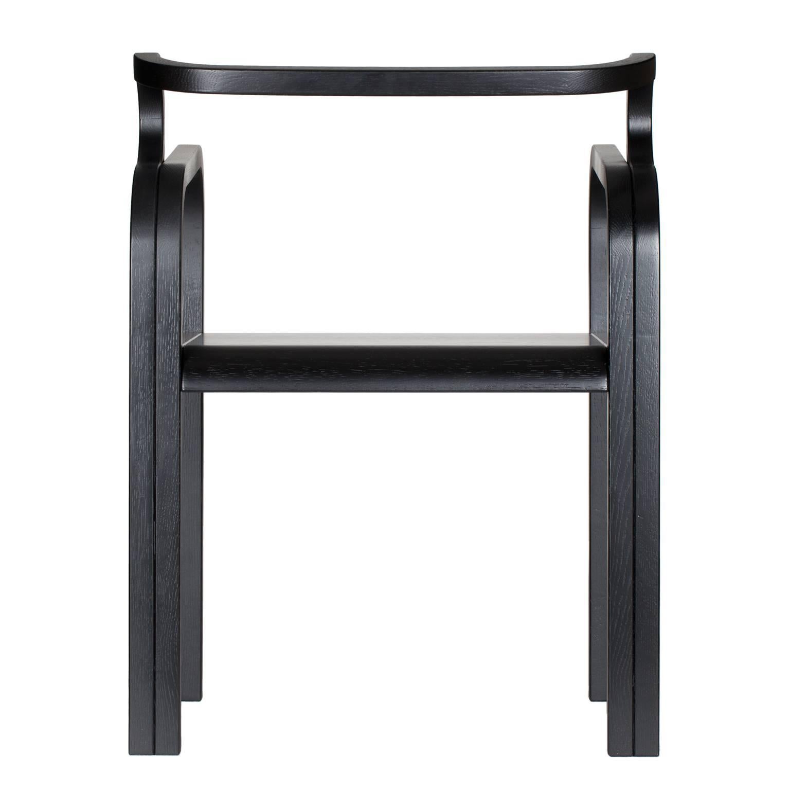 Moderne Chaise de salle à manger curviligne Odette avec accoudoirs en bois de chêne massif noir en vente