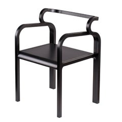 Silla de comedor Odette Curvy con reposabrazos de madera maciza de roble negro by Fred&Juul