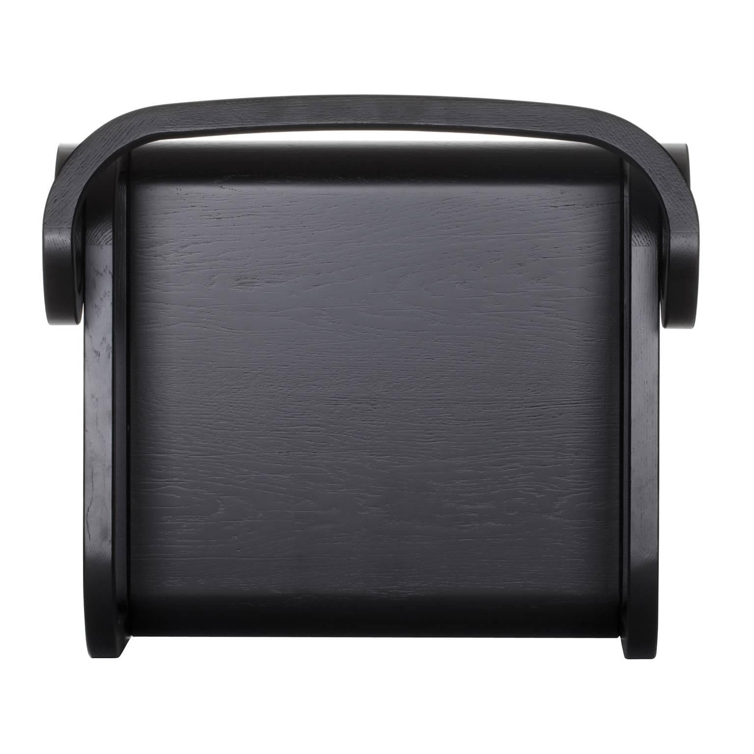 Kurvenförmiger Odette-Esszimmerstuhl mit Armlehnen aus schwarzem Massivholz (Handgefertigt) im Angebot
