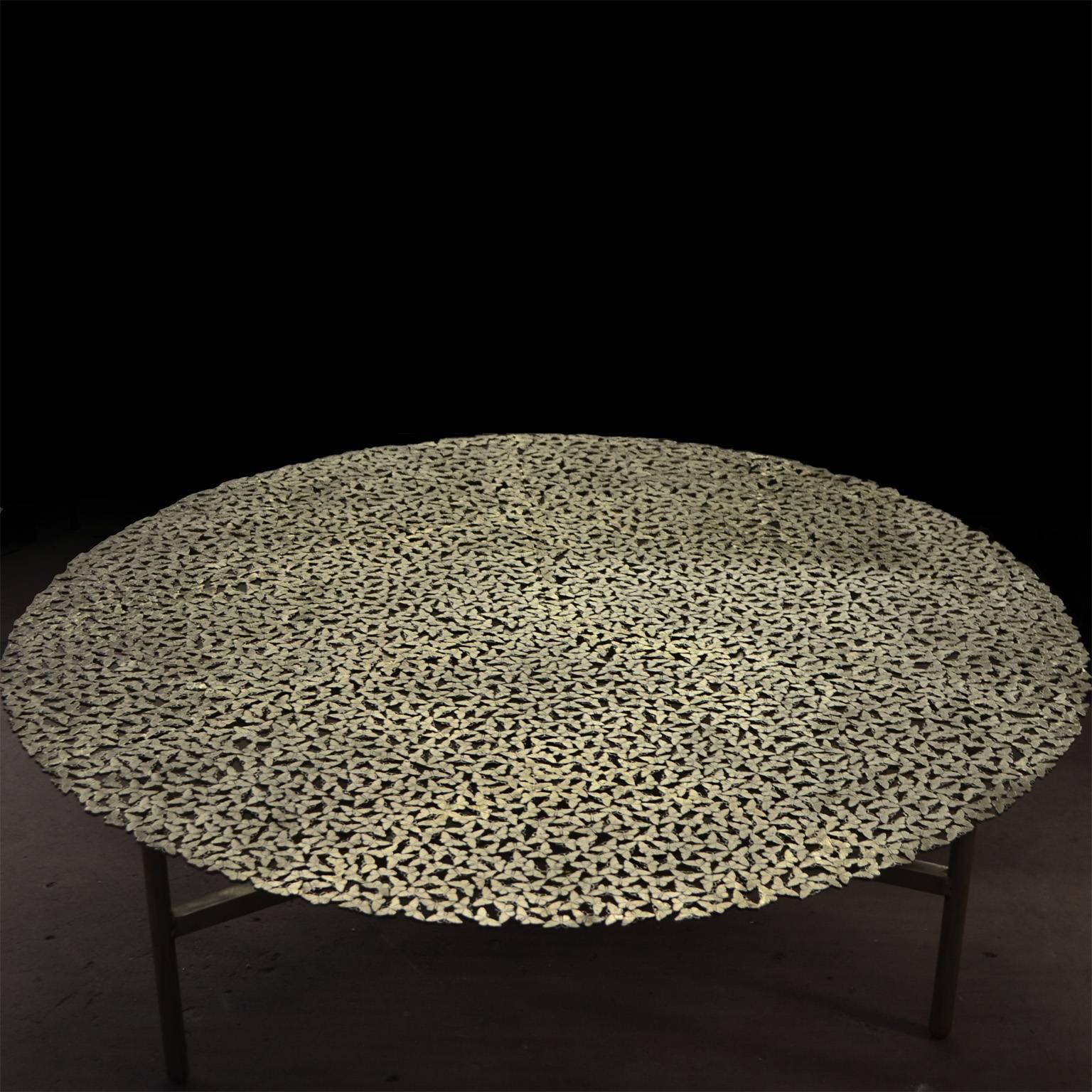 Ein Schwarm von Schmetterlingen, zart wie ein Spitzentischtuch, formt eine unvergängliche Tischplatte aus weißer Bronze, die von italienischen Meisterhandwerkern im Wachsausschmelzverfahren gegossen wurde. Ein skulpturaler Tisch, der sowohl für den