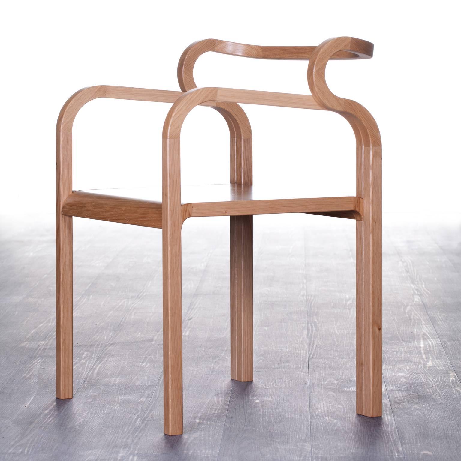 Eleg montre avec élégance qu'une chaise en bois peut rappeler le confort des fauteuils à oreilles de nos grands-parents. À première vue, elle semble appartenir à la vaste gamme de chaises en bois courbé, mais un examen plus approfondi révèle sa