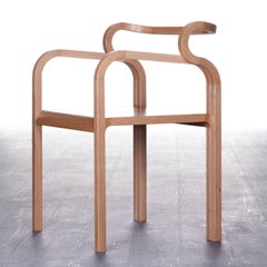 Silla de comedor Odette Curvy con reposabrazos en madera maciza de roble by Fred&Juul