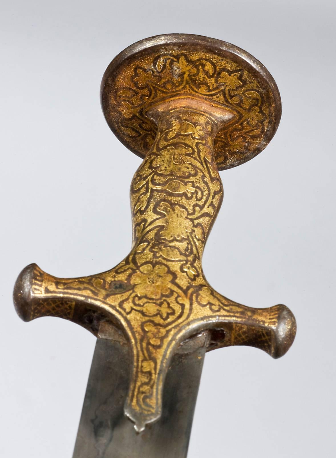 19th Century Indian Shamshir with Watered Steel Blade and Gold Koftgari Hilt In Excellent Condition For Sale In London, GB