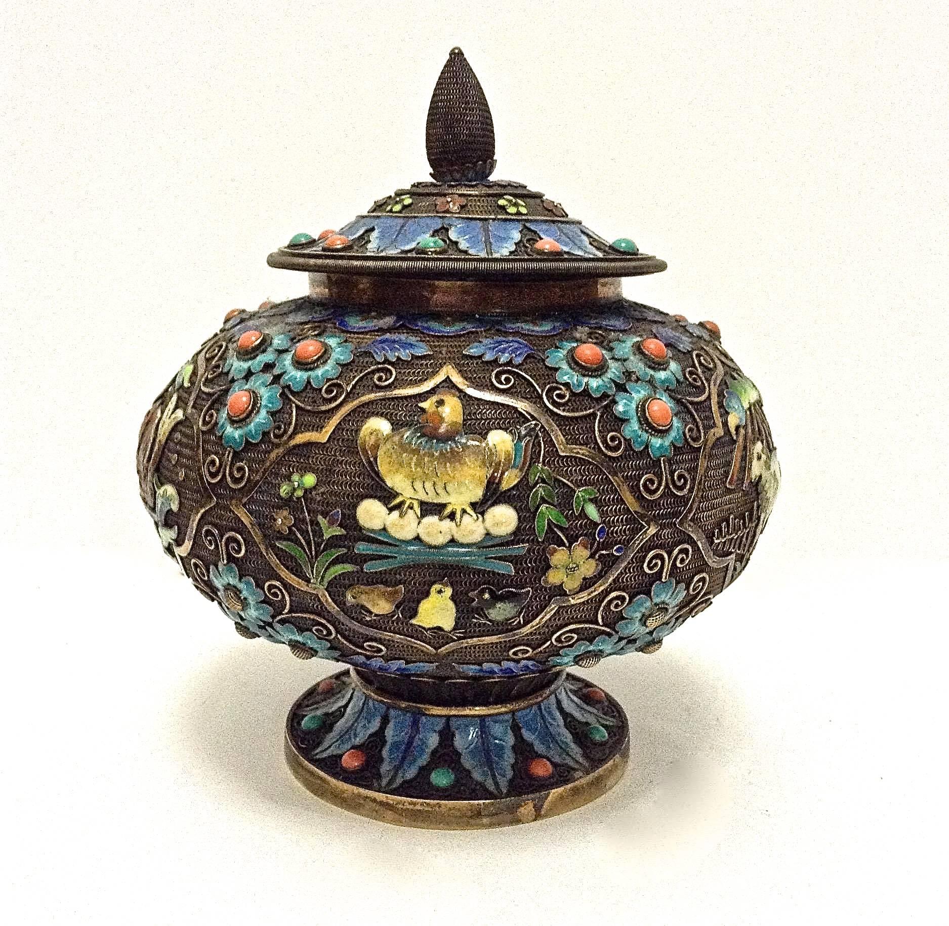 Late 19th Century Chinese Export Gilt-Silver Enamel Box with Blue Floral Design In Excellent Condition For Sale In London, GB
