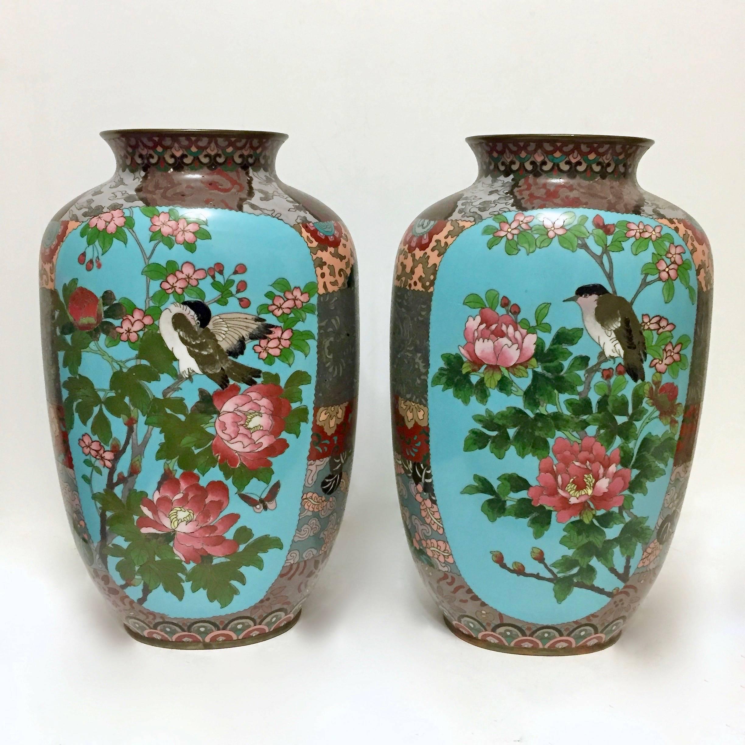 Cloissoné Pair of Meiji Period Japanese Cloisonné Enamel Vases For Sale