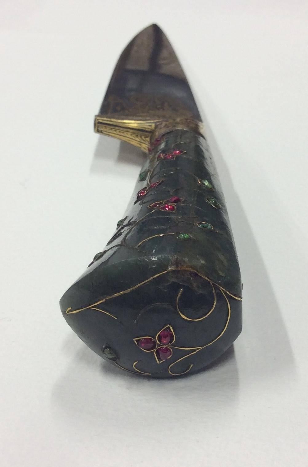 A decorative Indian kard with straight steel blade and jade hilt featuring gold lines set with stone cabochons in light green and cranberry that form foliate designs. The hilt style is reminiscent of Mughal kards of the 17th century which featured