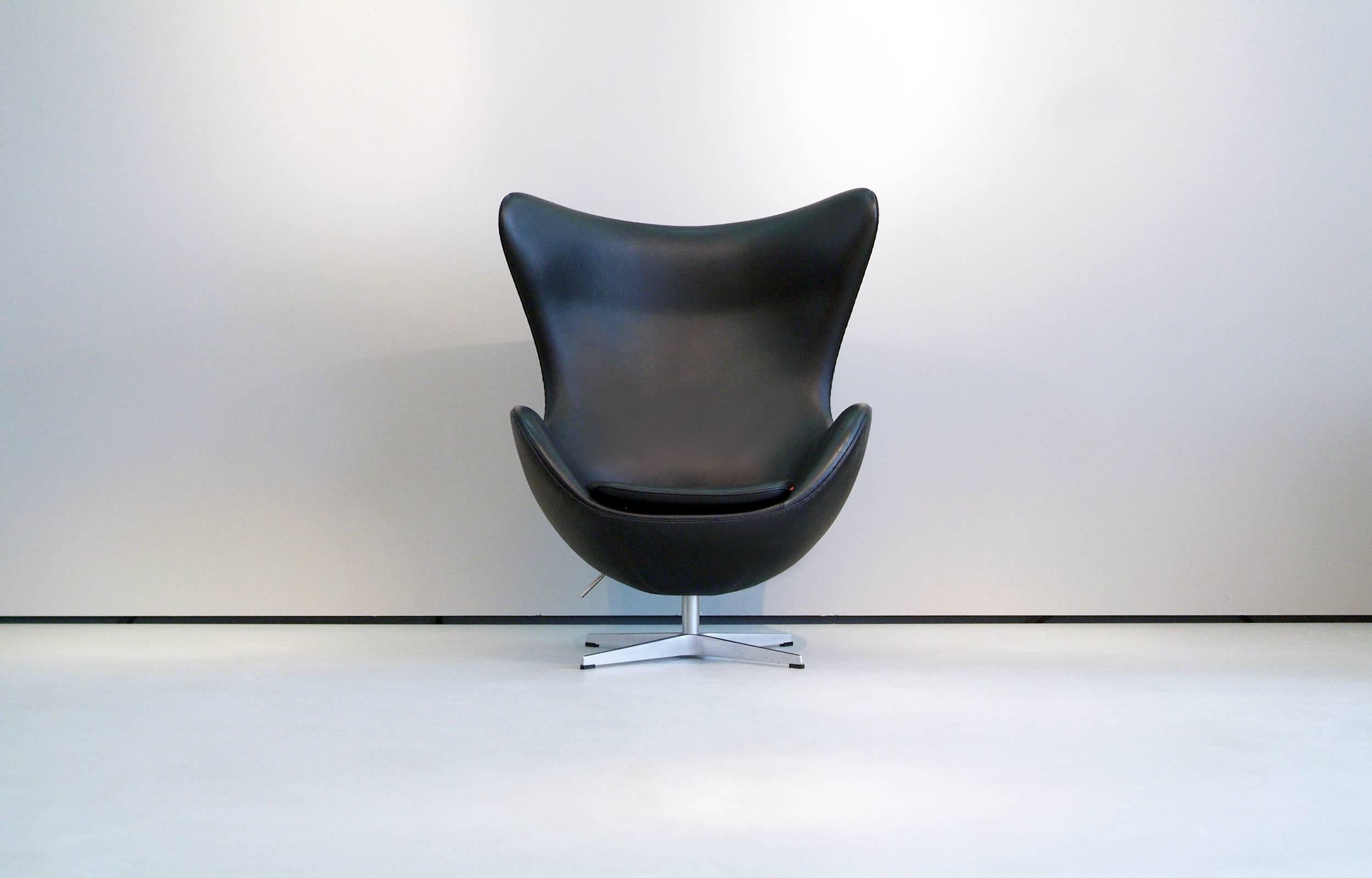 egg chair black leather