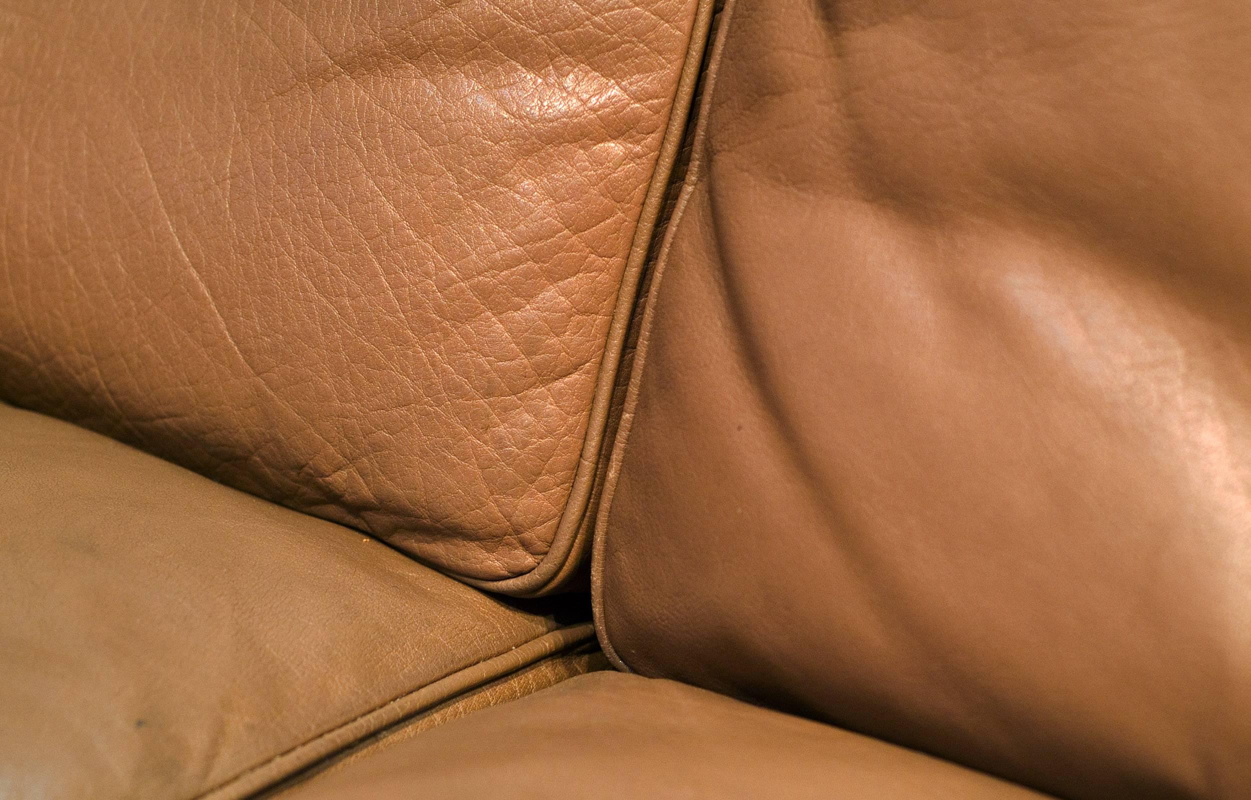 Børge Mogensen Three-Seat Sofa Mod. 2213 Fredericia Denmark Brown Leather/Teak In Excellent Condition In Berlin, DE